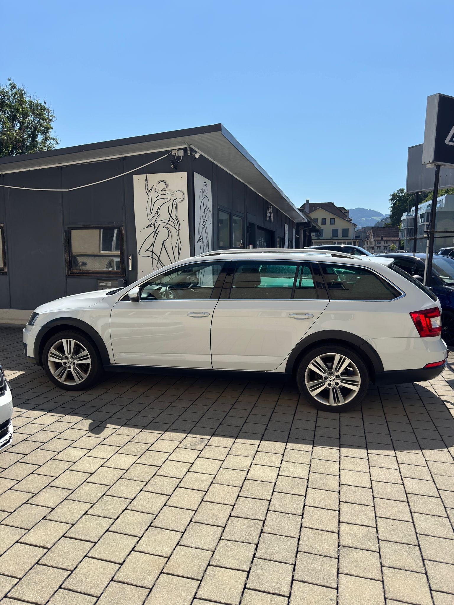 SKODA Octavia Scout 2.0 TDI 184 4x4 DSG-image-1