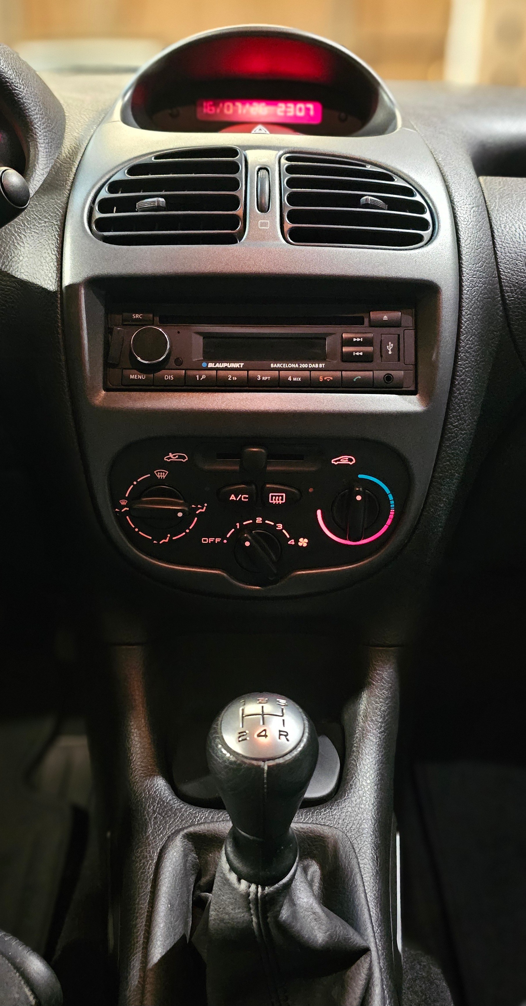PEUGEOT 206 1.4 16V XT-image-20