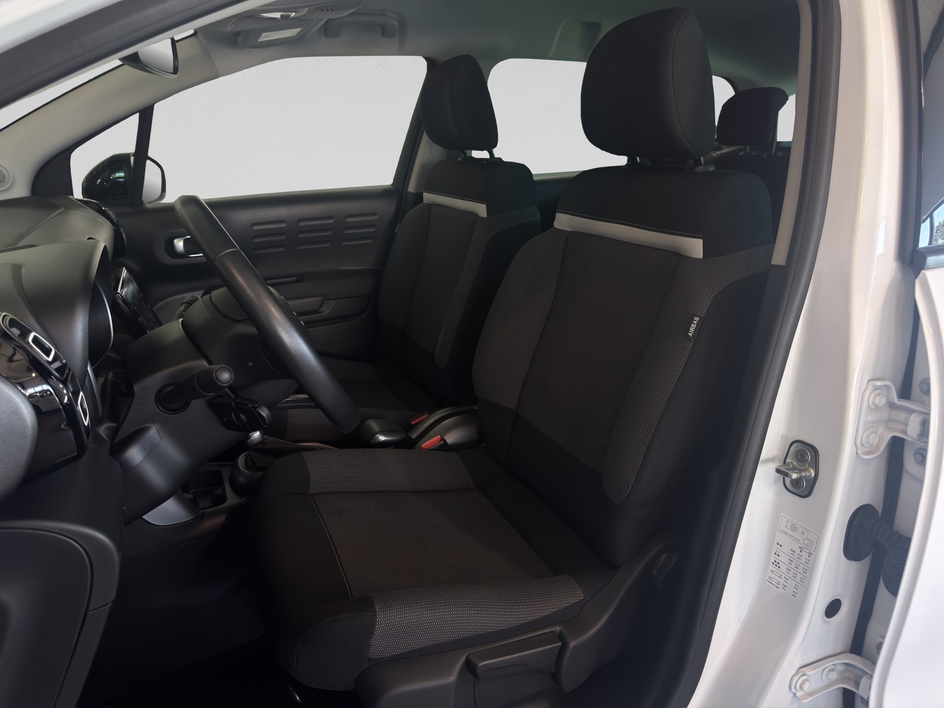 CITROEN C3 Aircross 1.2i PureTech Shine EAT-image-8