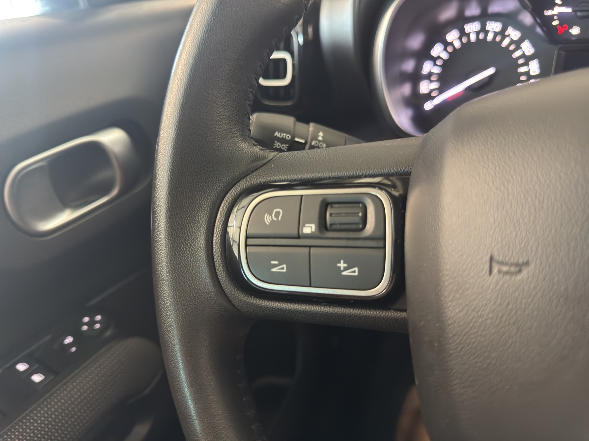 CITROEN C3 Aircross 1.2i PureTech Shine EAT-image-24