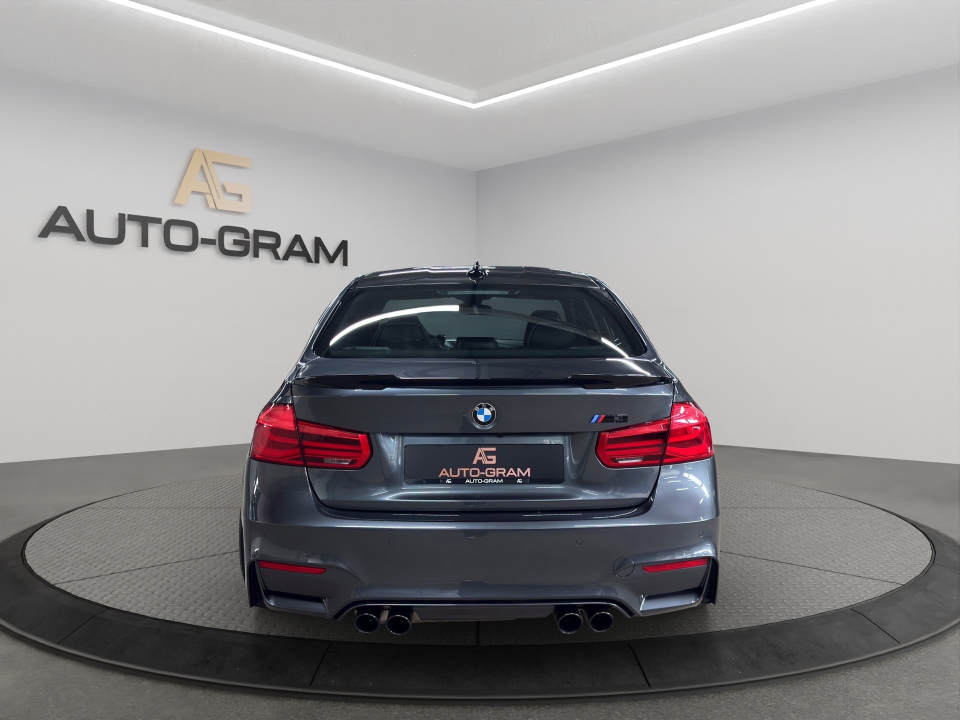 BMW M3 Competition Drivelogic-showroom-element-3