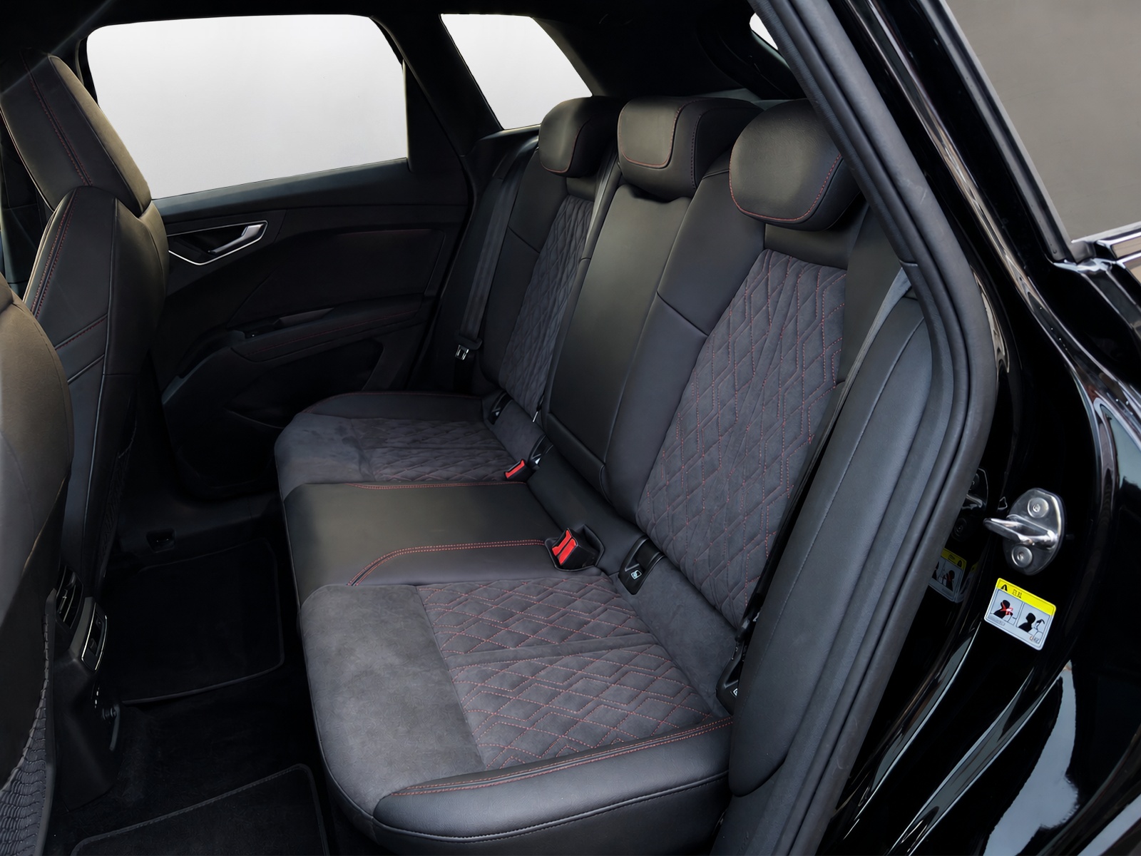 AUDI Q4 e-tron 45 Edition Swiss Ski quattro-image-10