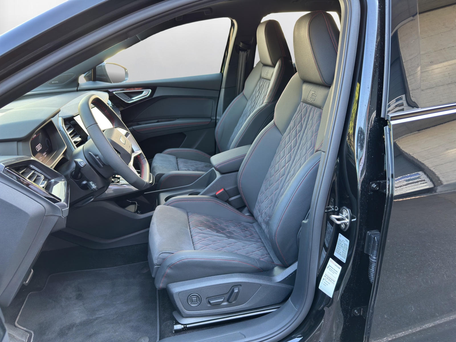 AUDI Q4 e-tron 45 Edition Swiss Ski quattro-image-9