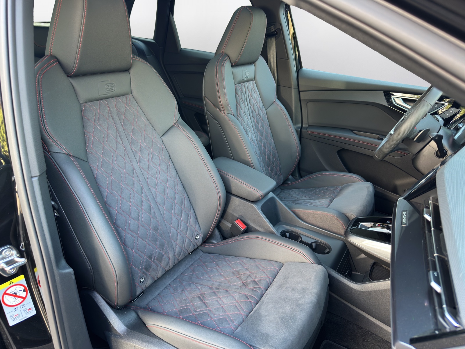 AUDI Q4 e-tron 45 Edition Swiss Ski quattro-image-13