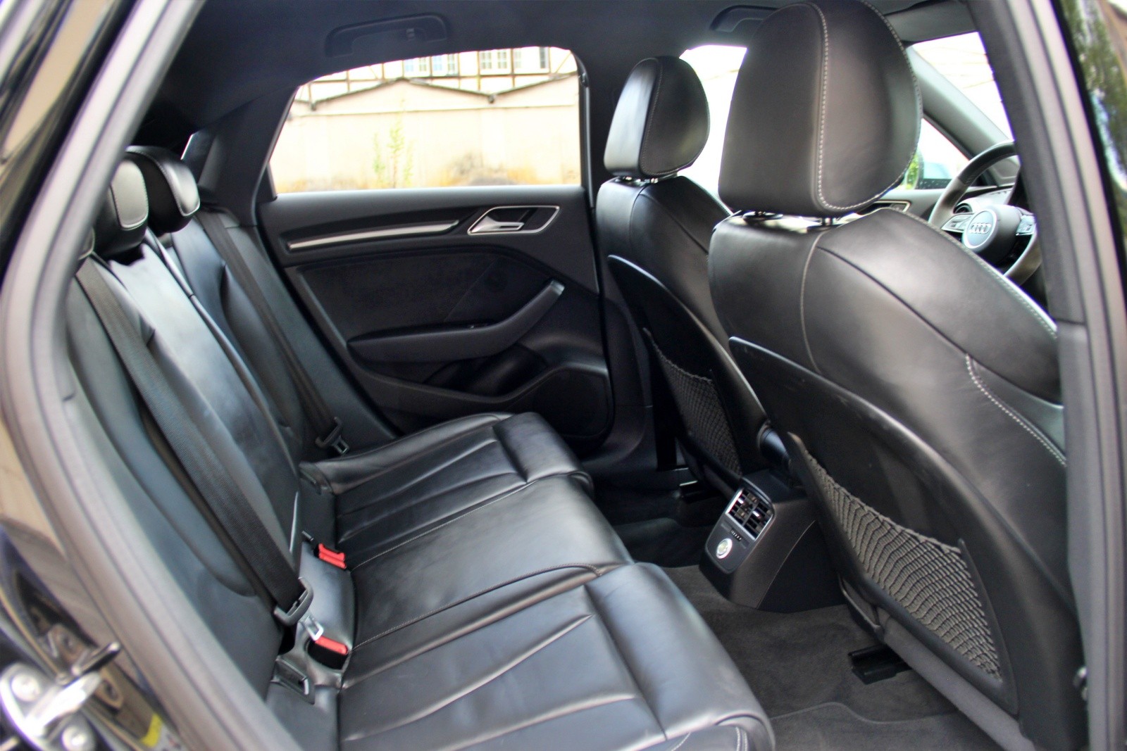 AUDI RS3 SEDAN 2.5 TSI quattro S-tronic-image-14