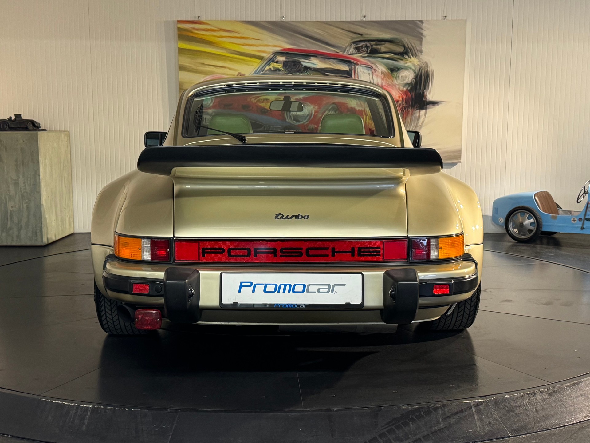 PORSCHE 911 Turbo-showroom-element-3