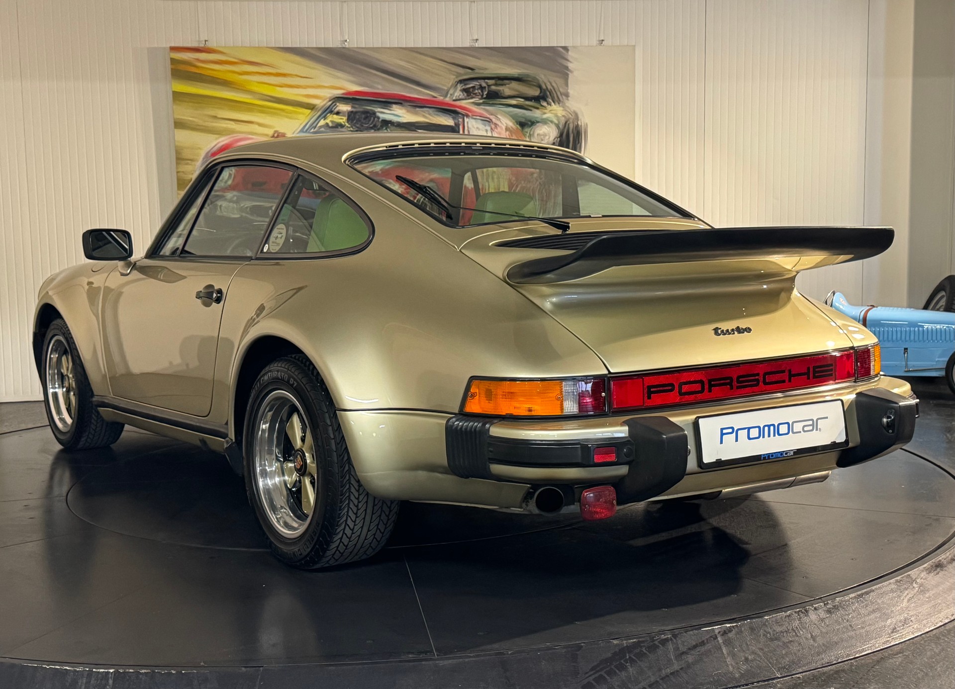 PORSCHE 911 Turbo-showroom-element-2
