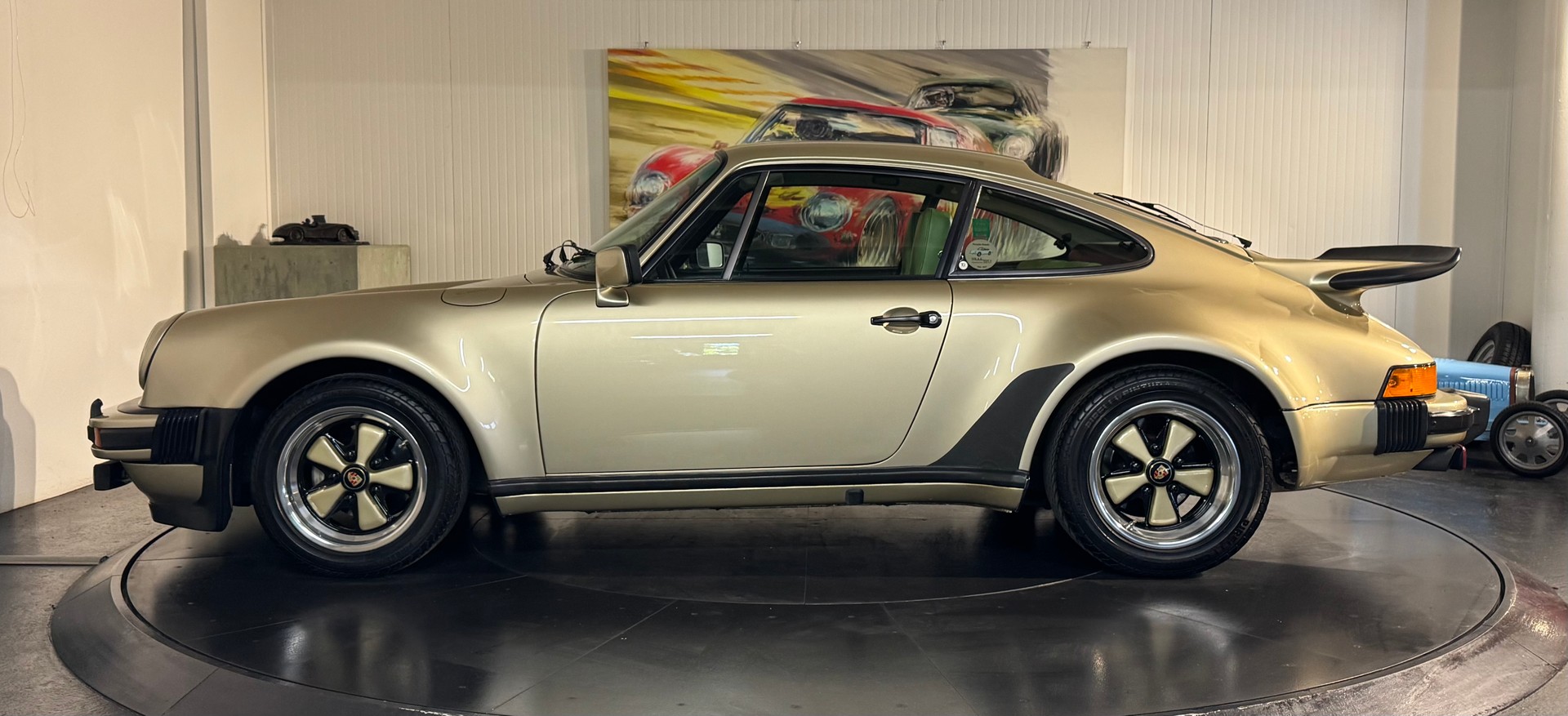 PORSCHE 911 Turbo-showroom-element-1
