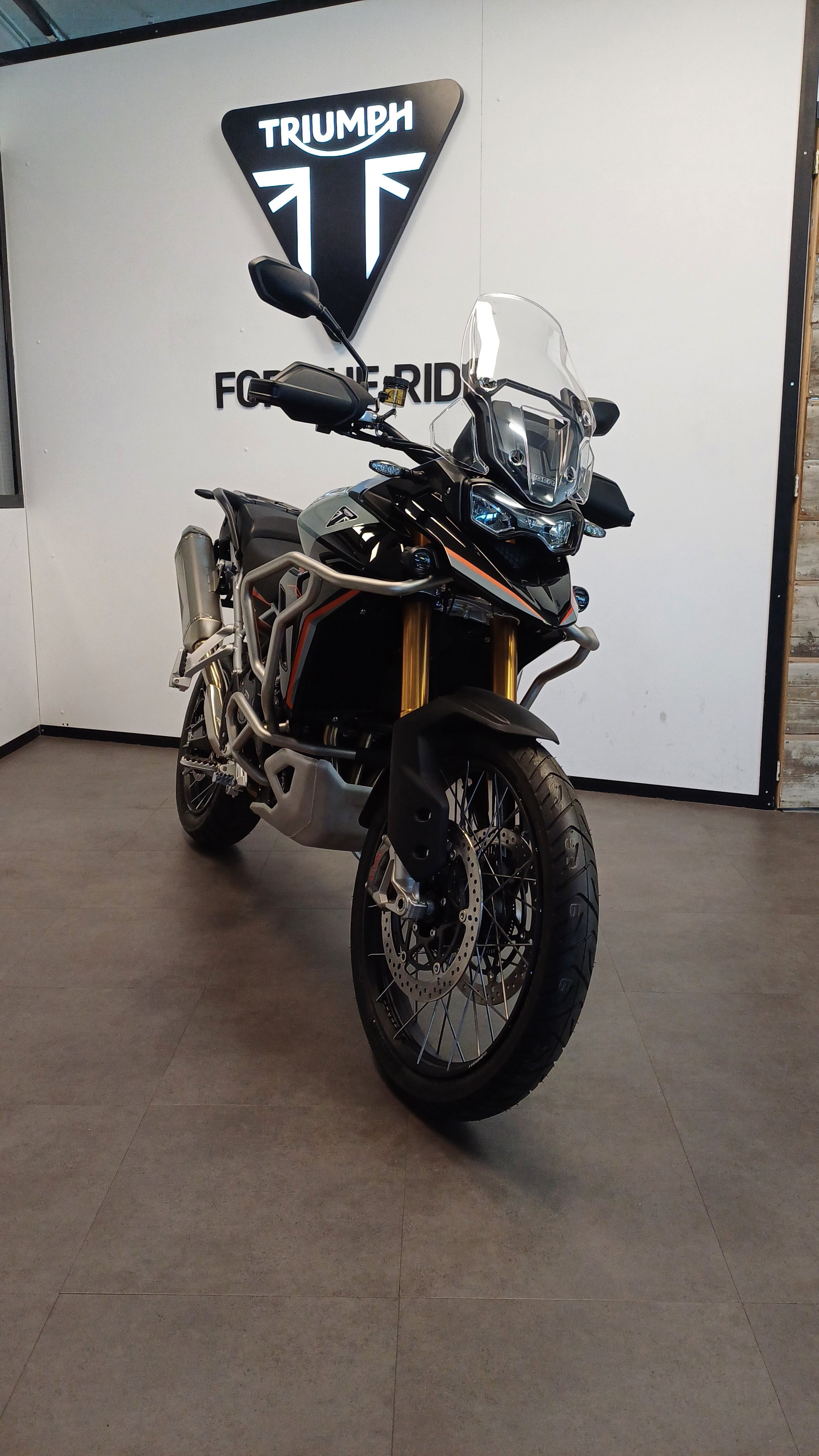 TRIUMPH Tiger 900 Desert Edition " Offre spécial : Valises latérales offertes "-image-2