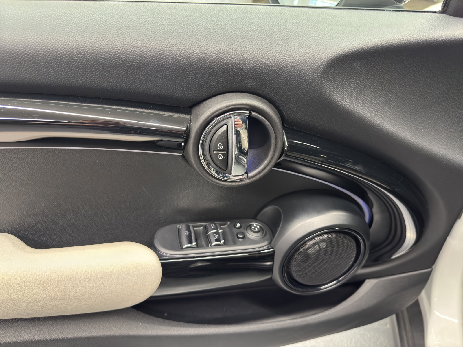 MINI Cabrio 1.5i Cooper-image-12