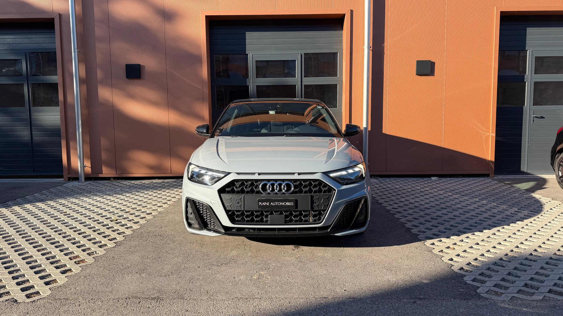 AUDI A1 Sportback 30 TFSI S Line "*CH Auto * Service gratuit * Tempomat Adaptatif * Volant Plat * Pack S-Line Complet *"-showroom-element-1