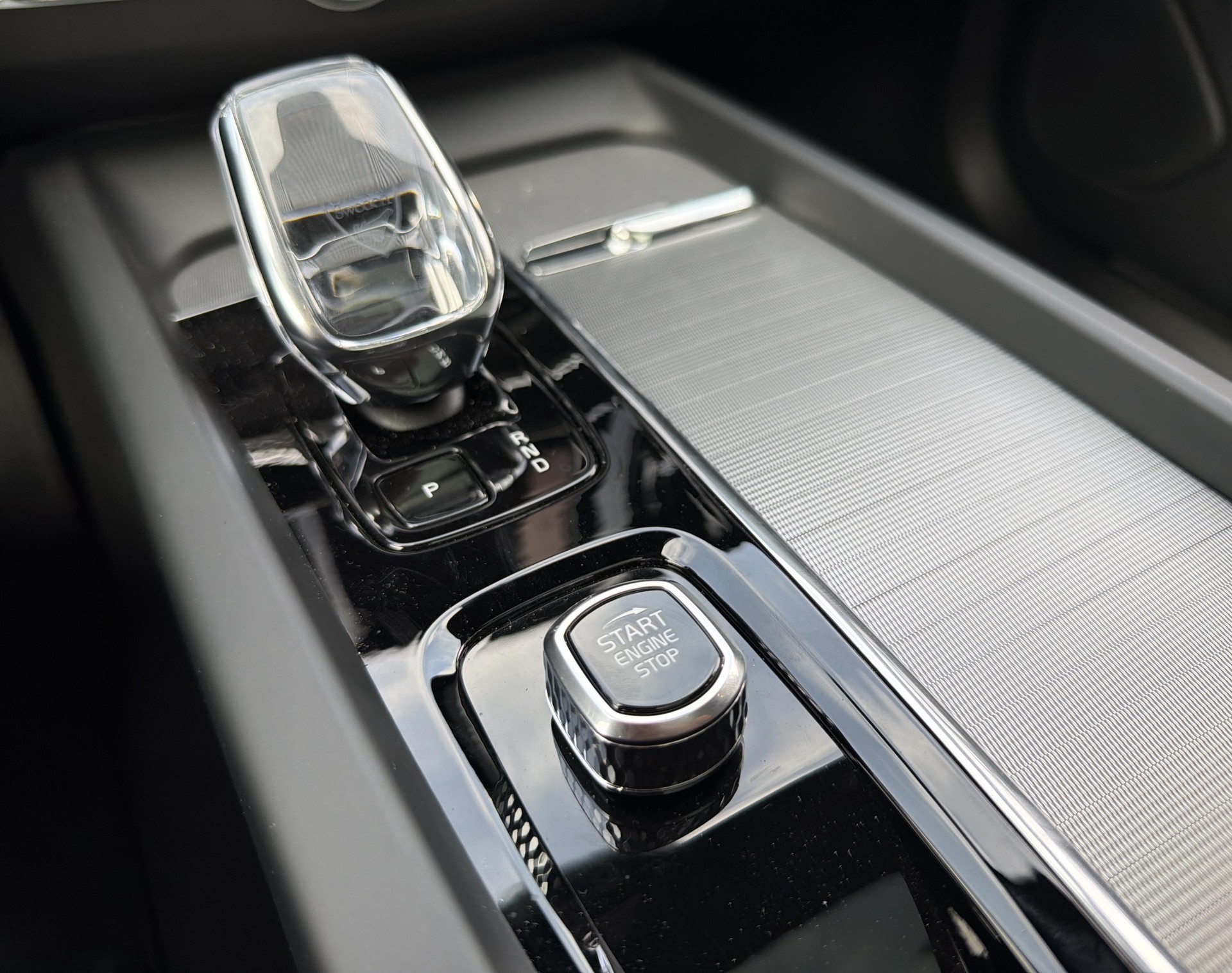 VOLVO XC60 2.0 T8 TE Ultra Dark eAWD-image-18