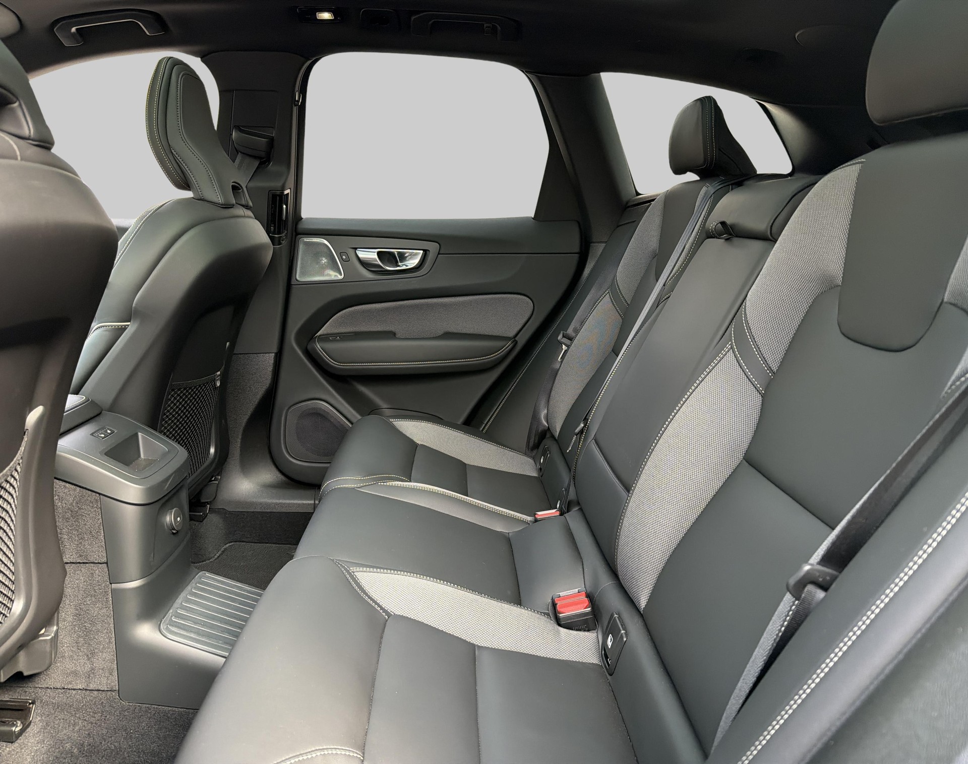 VOLVO XC60 2.0 T8 TE Ultra Dark eAWD-image-5