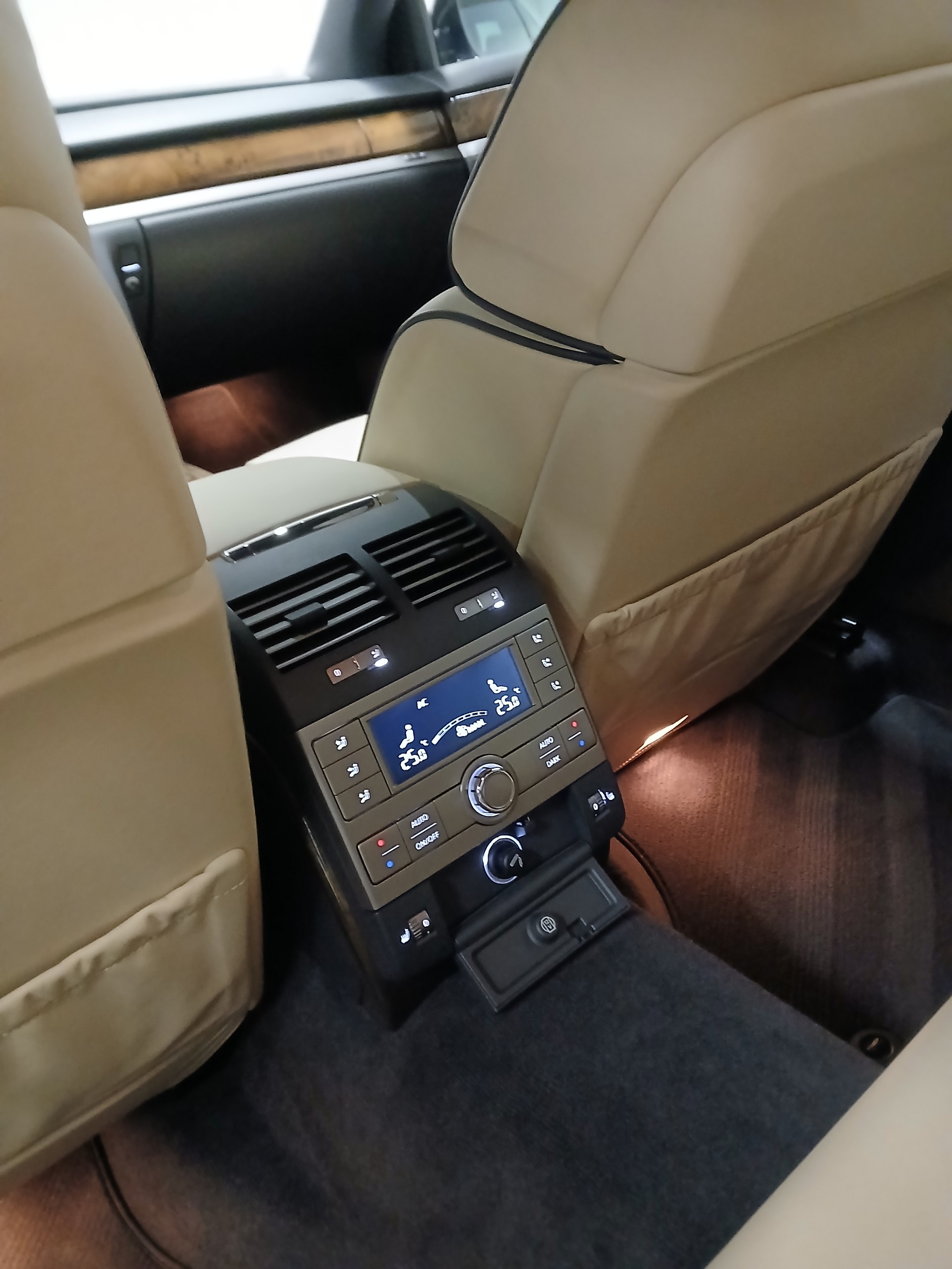 VW Phaeton 3.0 TDi V6 4Motion Tiptronic-image-8