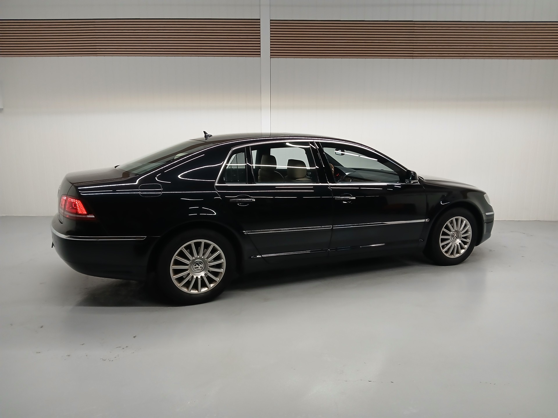 VW Phaeton 3.0 TDi V6 4Motion Tiptronic-image-4