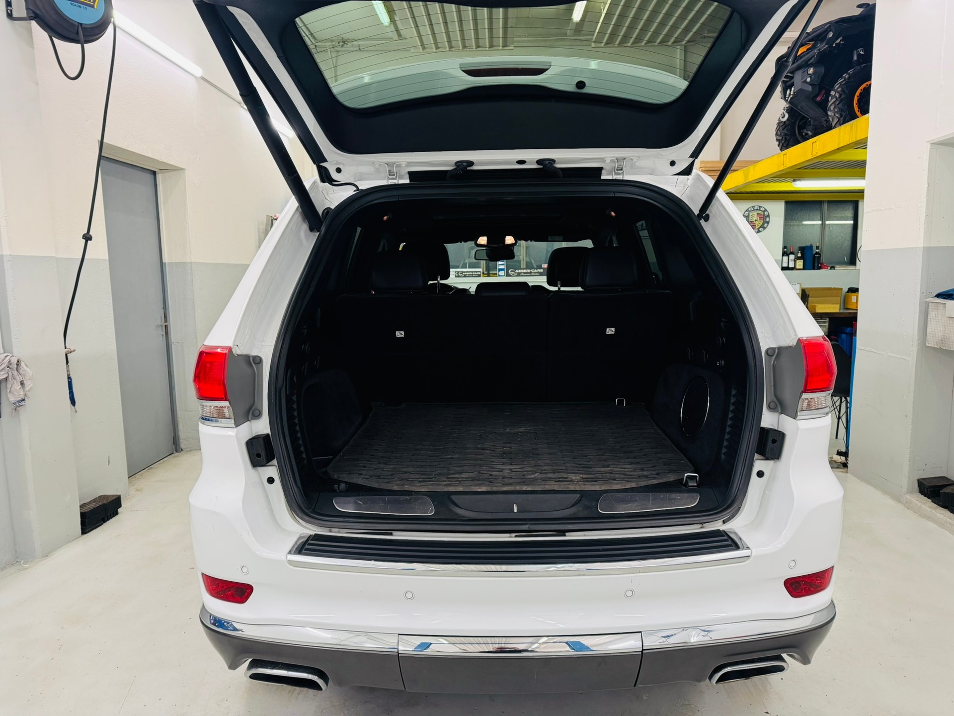 JEEP Grand Cherokee 3.0 CRD Summit Automatic-image-4