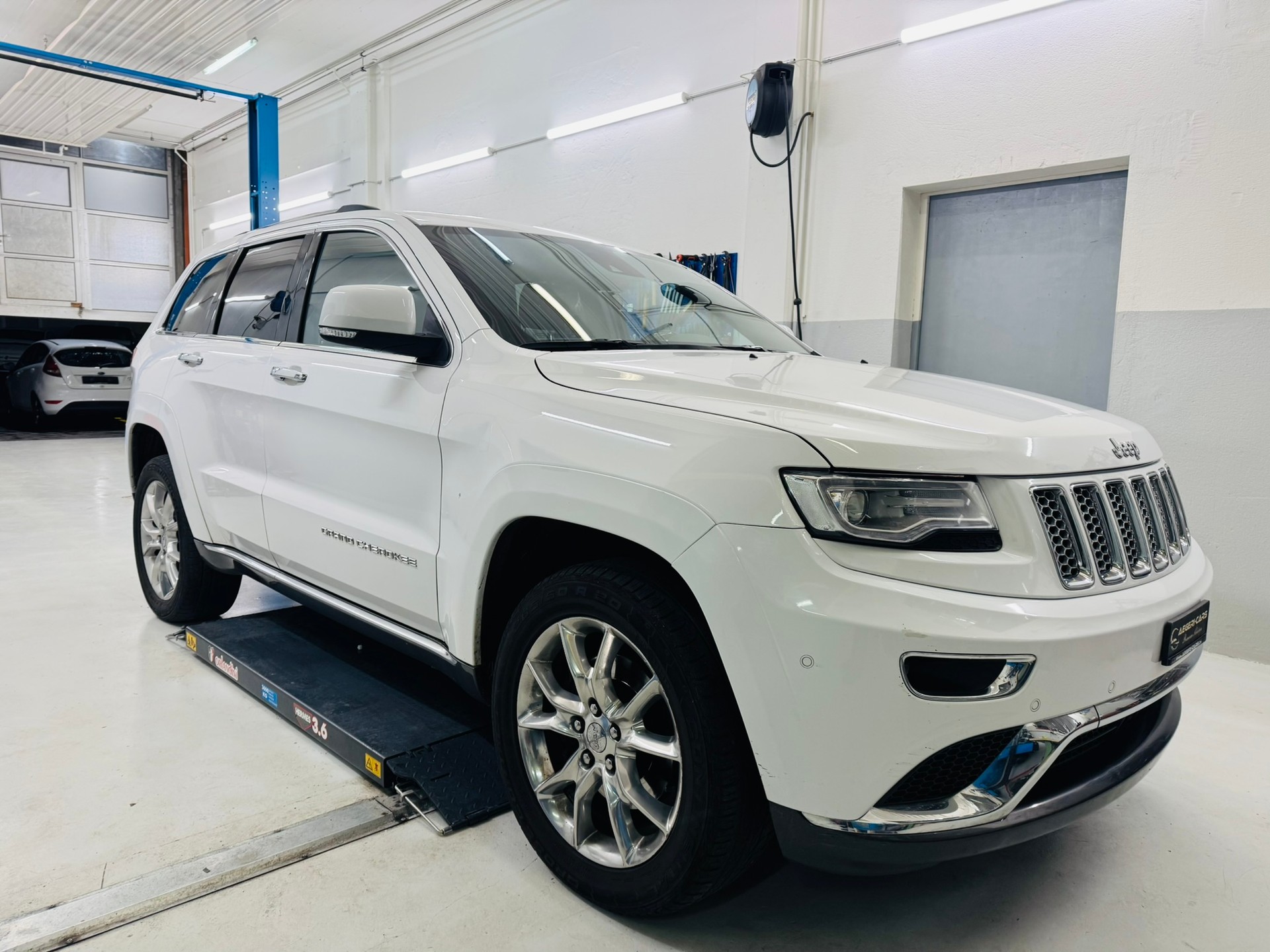 JEEP Grand Cherokee 3.0 CRD Summit Automatic-showroom-element-2