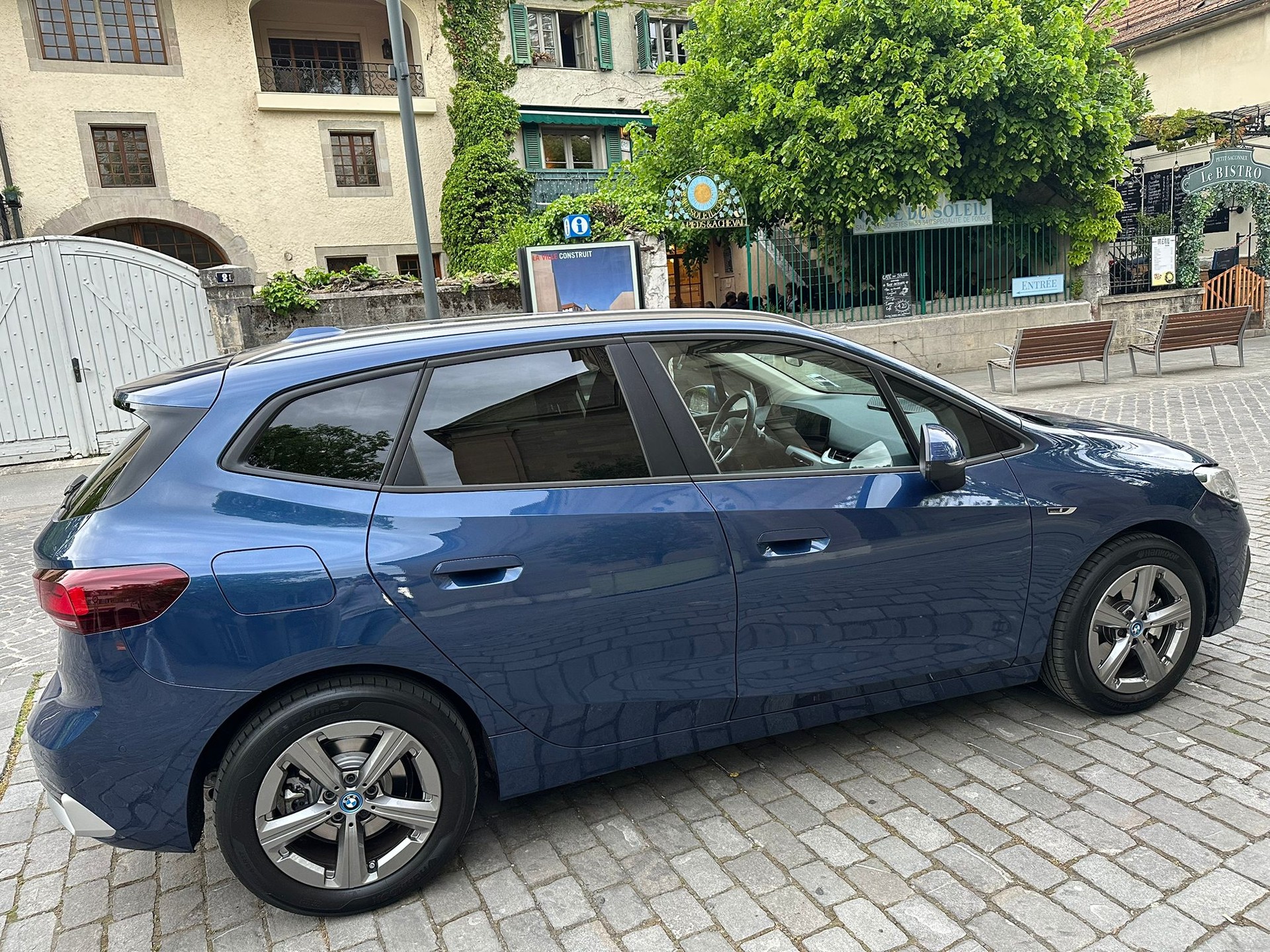 BMW 225e xDrive Active Tourer-image-1