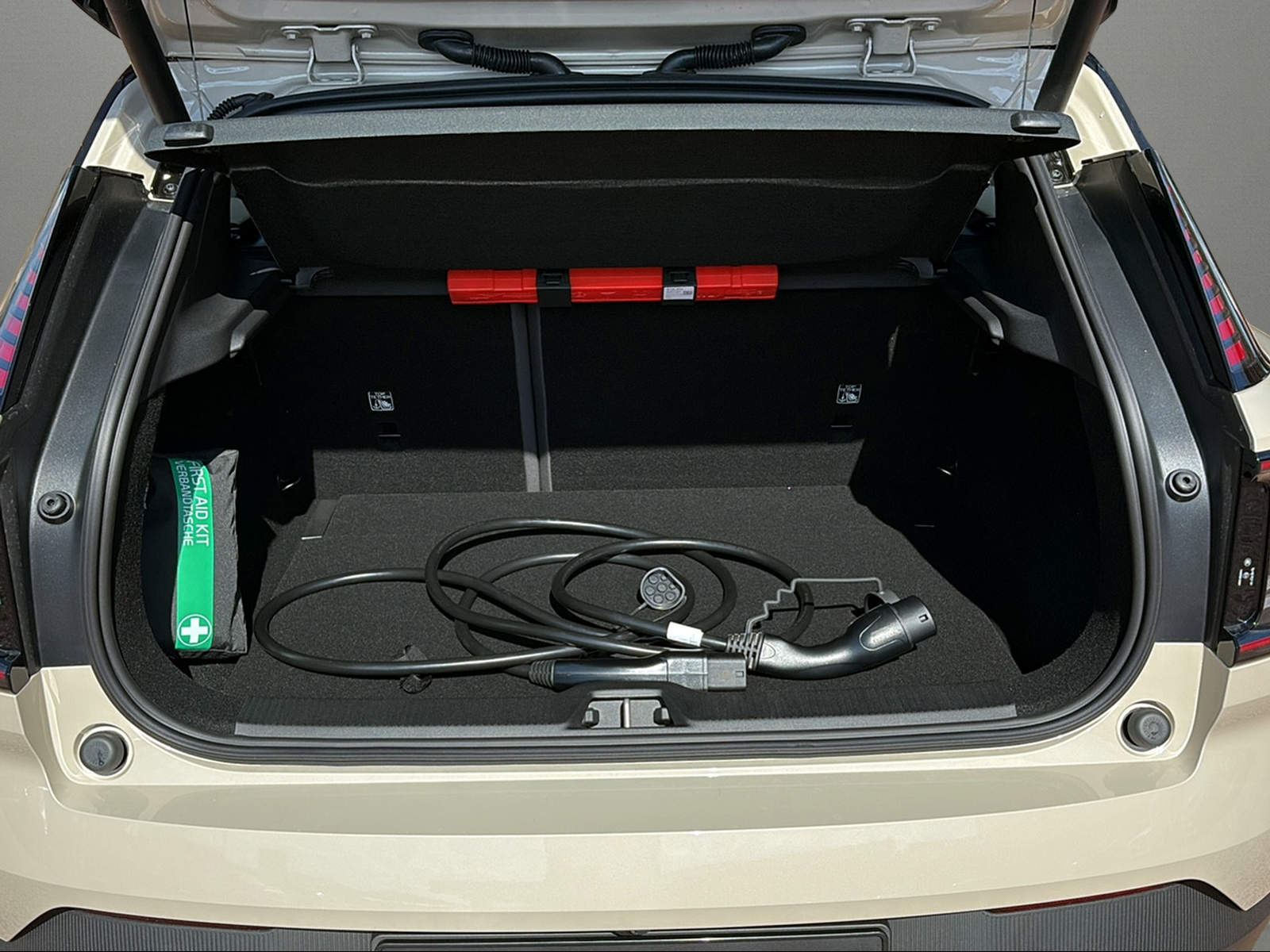 VOLVO EX30 E60 69kWh Single Motor Extended Range Plus-image-9