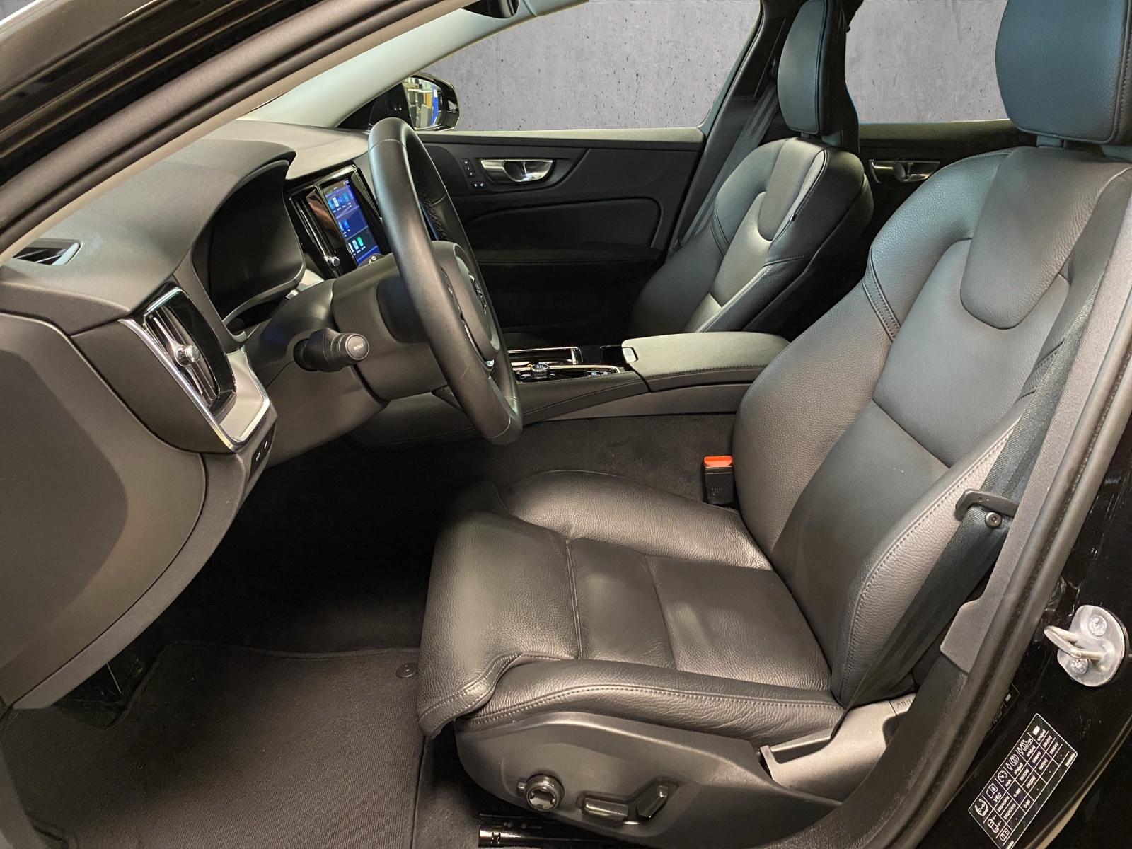 VOLVO V60 T6 eAWD Plug in Hybrid Plus Dark Geartronic-image-9