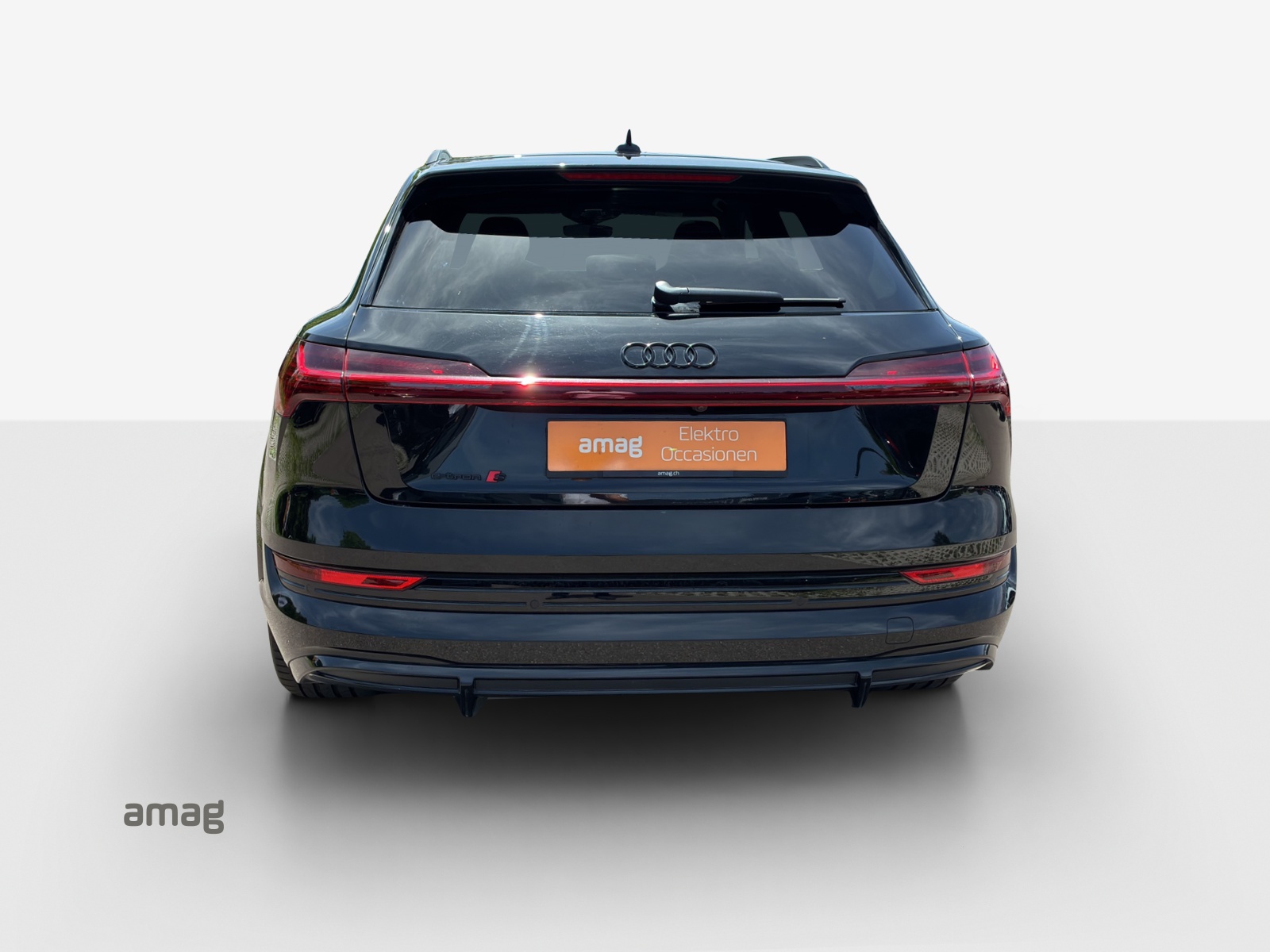 AUDI e-tron S quattro-showroom-element-3