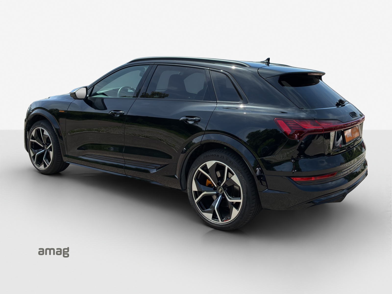 AUDI e-tron S quattro-showroom-element-2