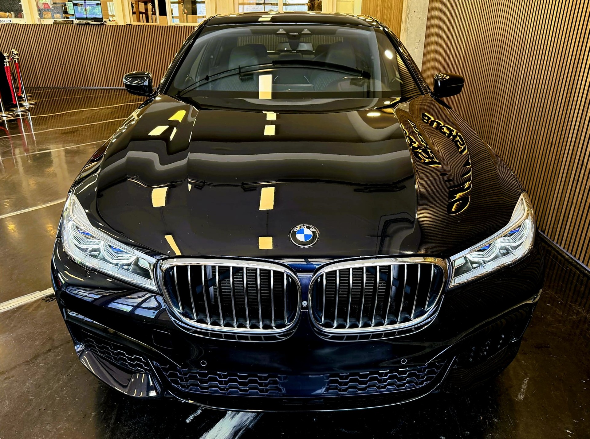 BMW 750i xDrive-image-4