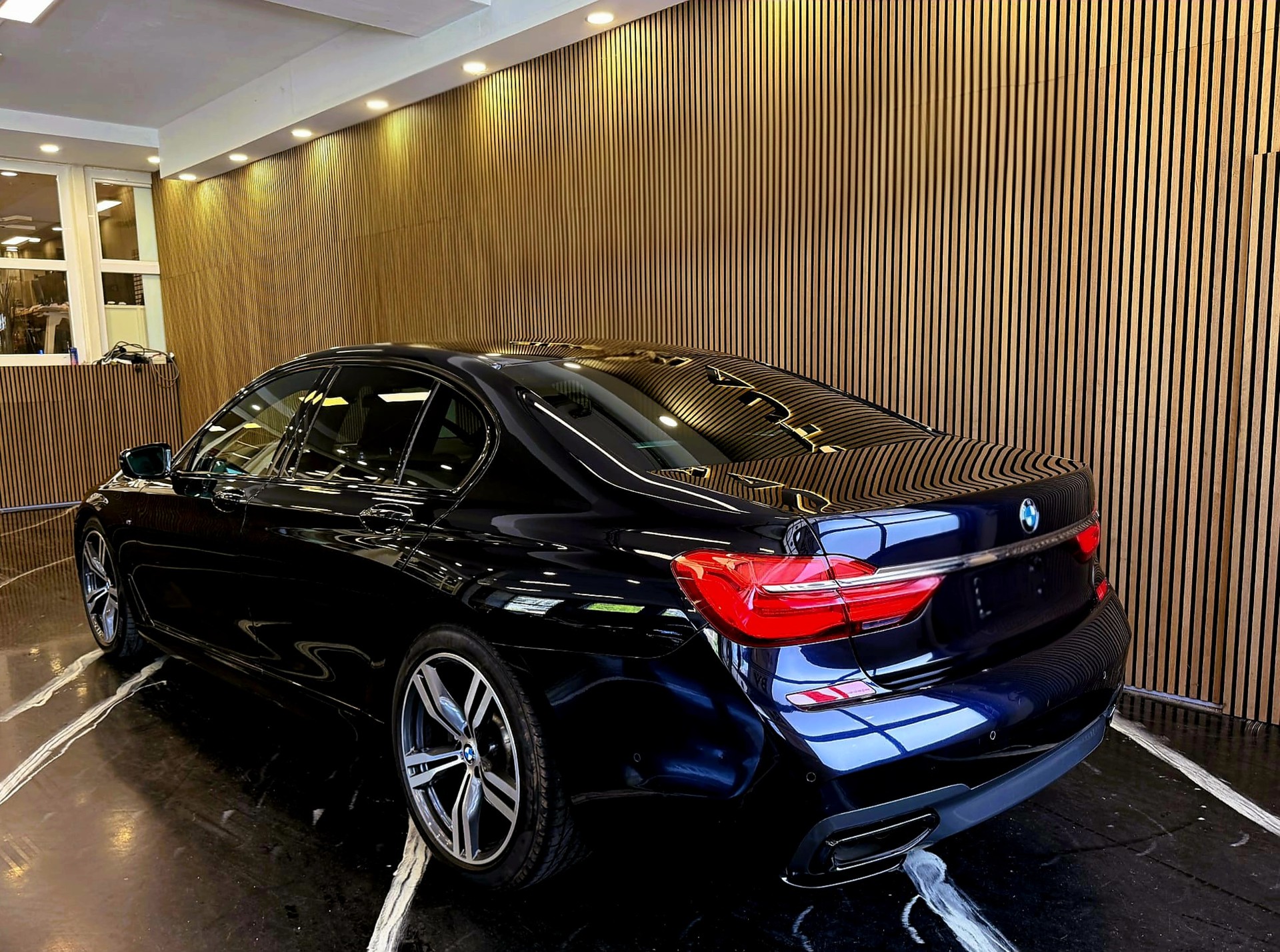 BMW 750i xDrive-image-2