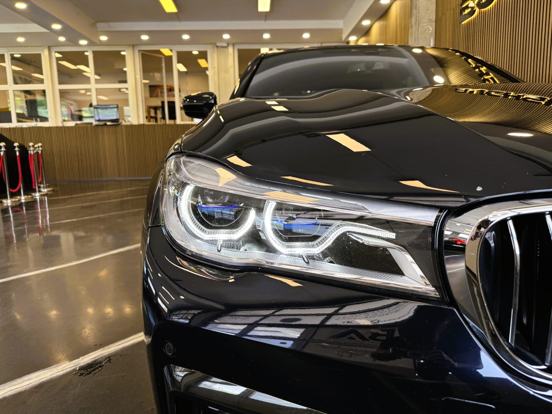 BMW 750i xDrive-image-5