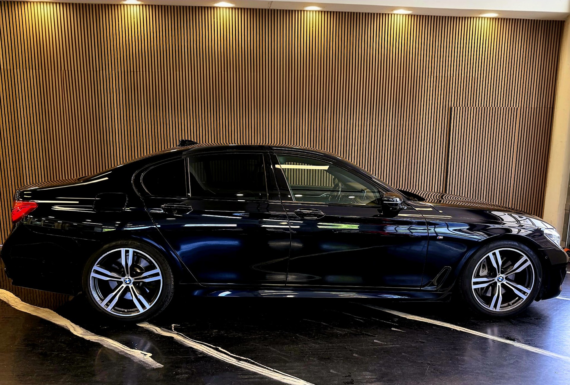 BMW 750i xDrive-image-3