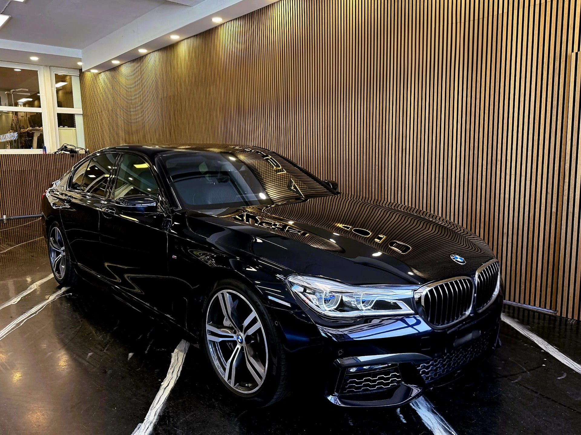BMW 750i xDrive-image-1