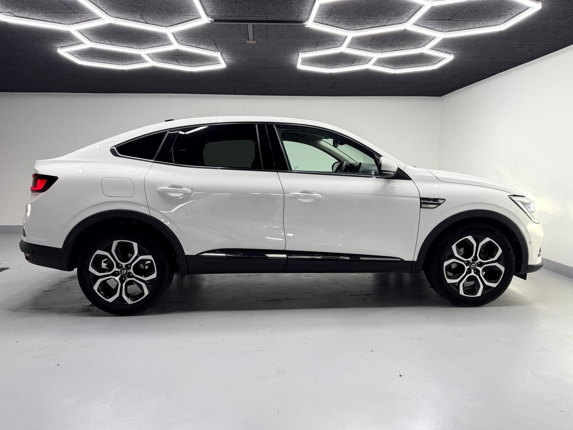 RENAULT Arkana 1.6 E-Tech Intens-showroom-element-3