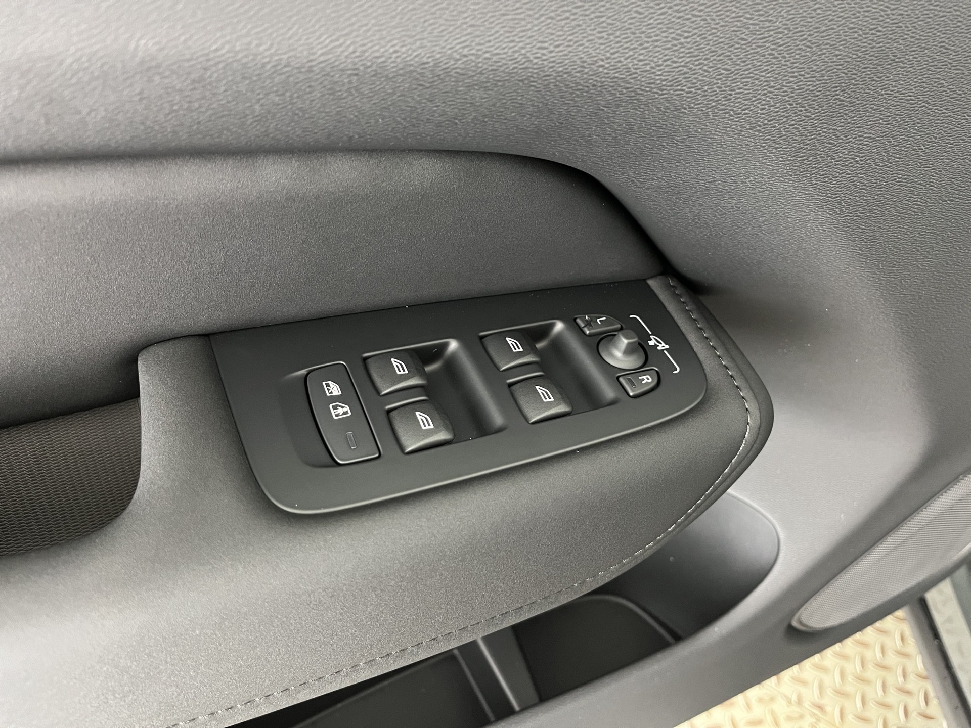 VOLVO XC60 2.0 T8 TE Ultra Dark eAWD-image-11