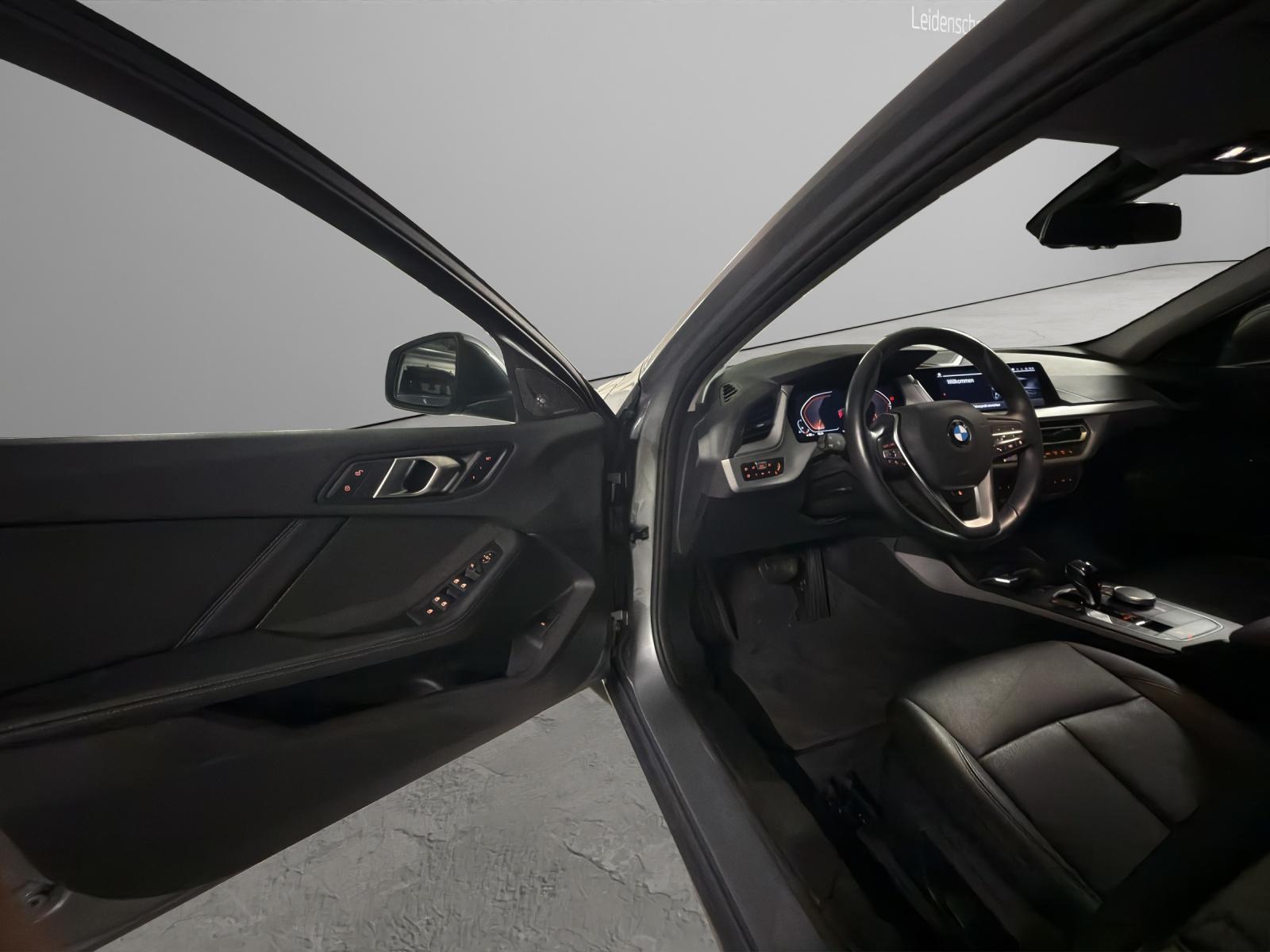 BMW 120i-showroom-element-3