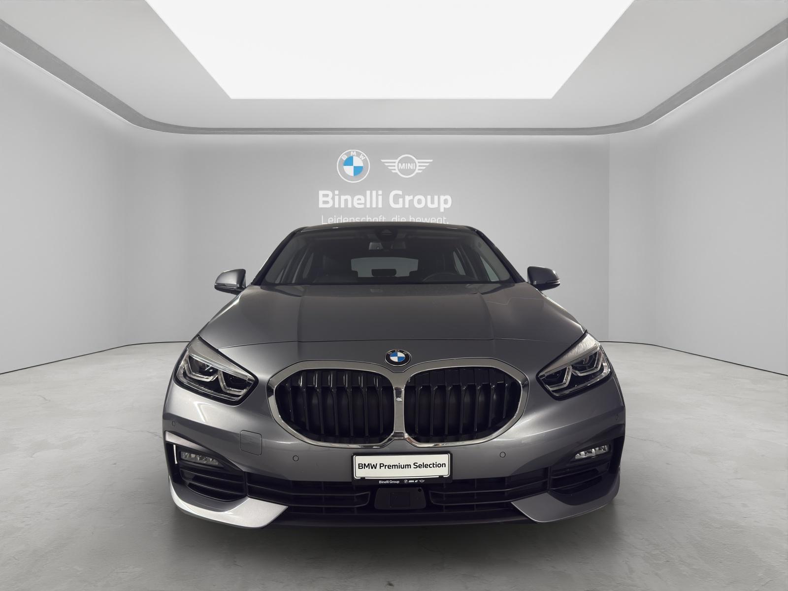 BMW 120i-showroom-element-1
