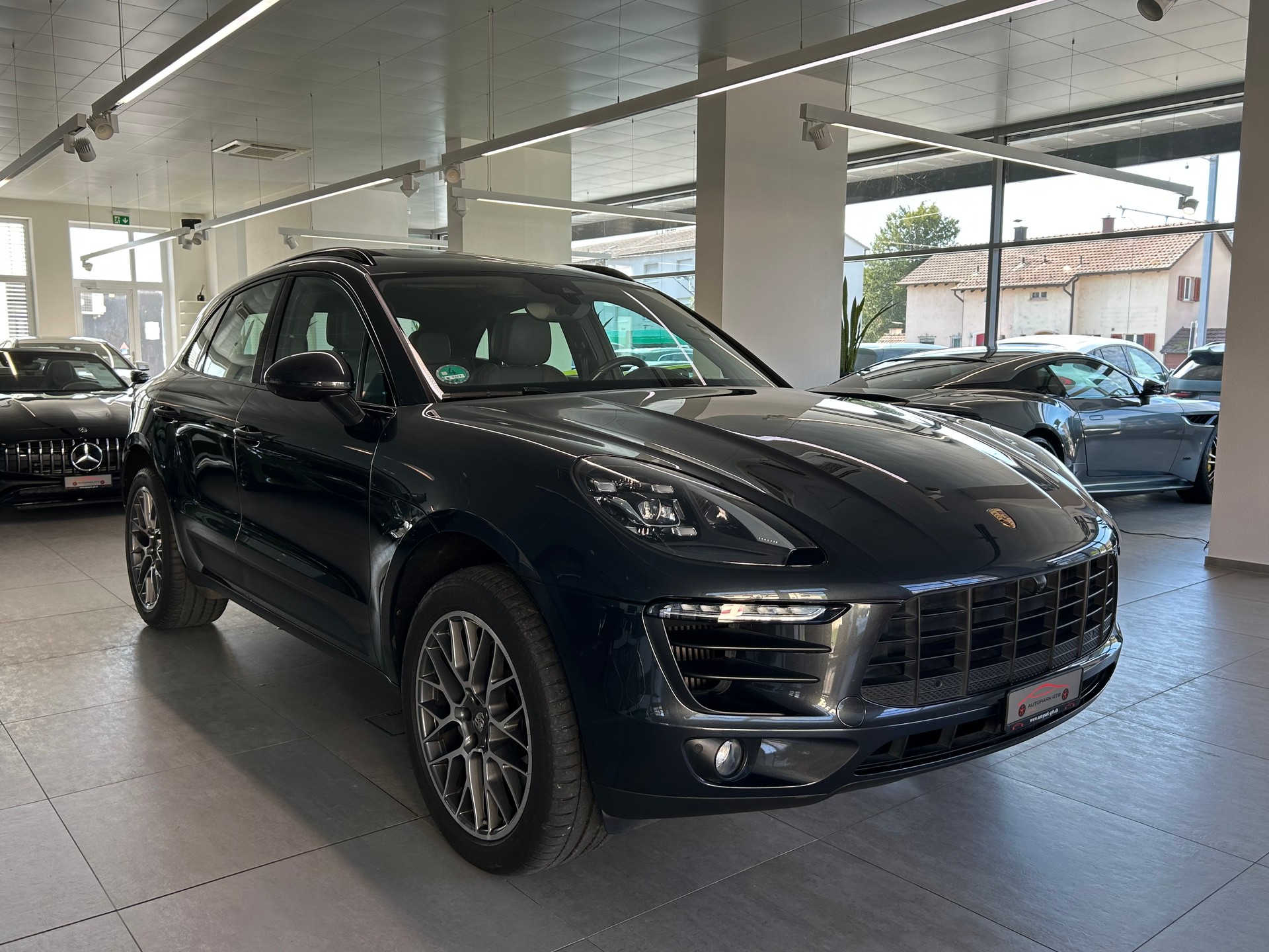 PORSCHE Macan S PDK-showroom-element-1