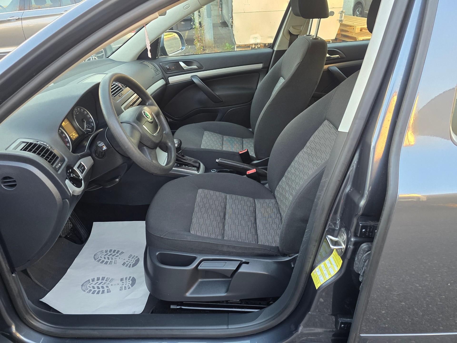 SKODA Octavia Combi 1.6 TDI Clever DSG-image-9