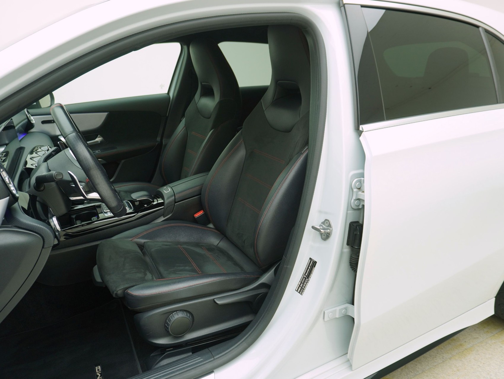 MERCEDES-BENZ A-Klasse A 35 AMG 4matic-image-8