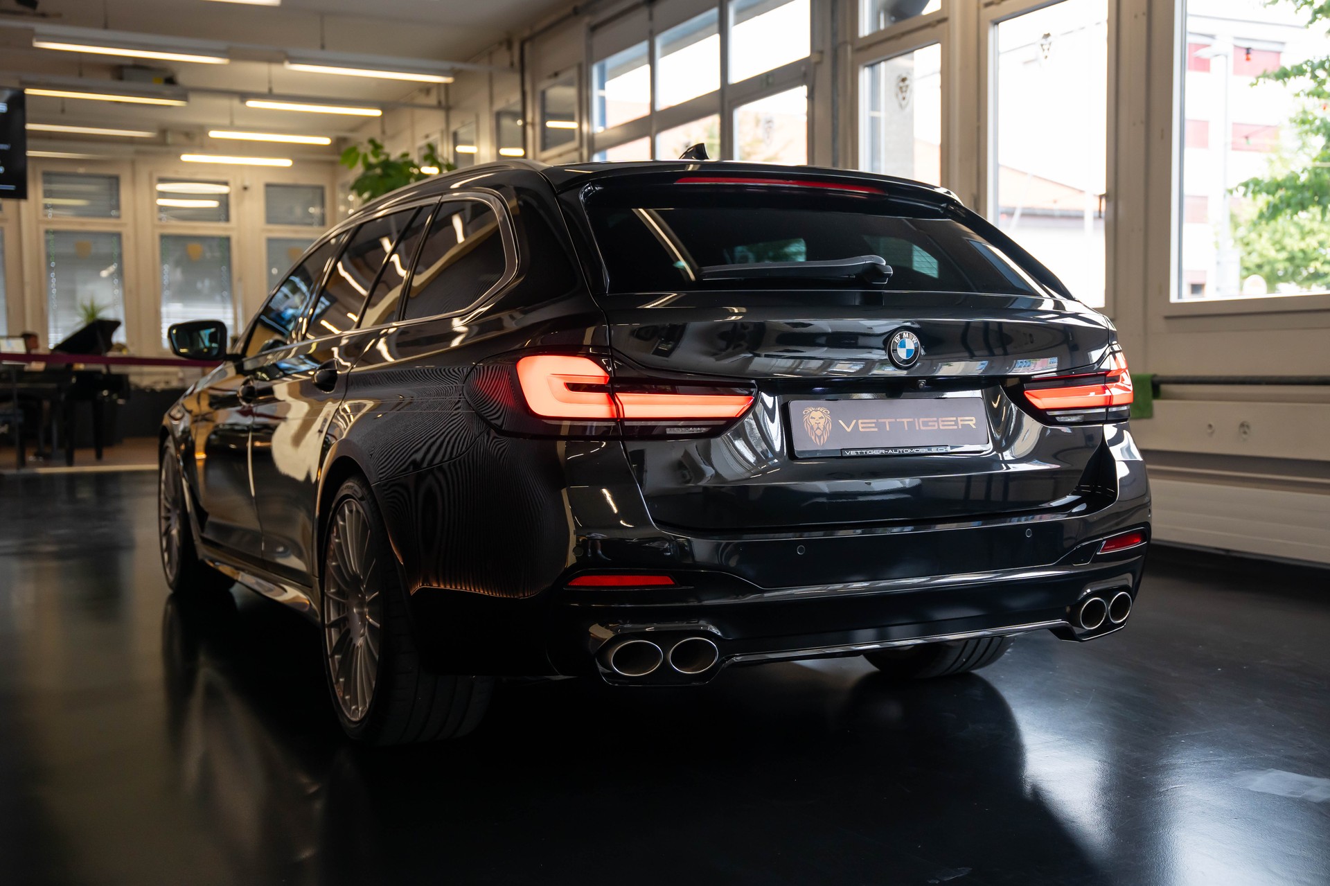 BMW-ALPINA D5 S Touring xDrive Switch-Tronic-showroom-element-3