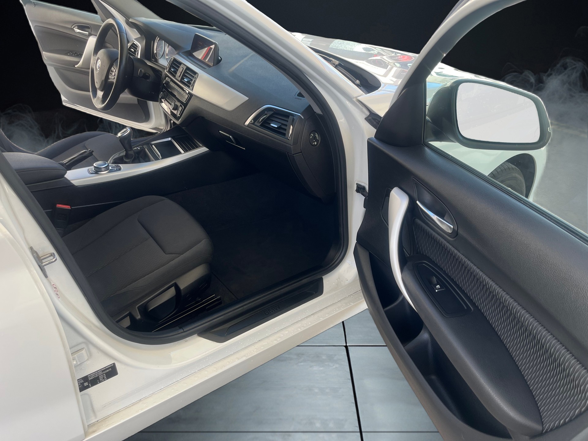 BMW 118d xDrive-image-6