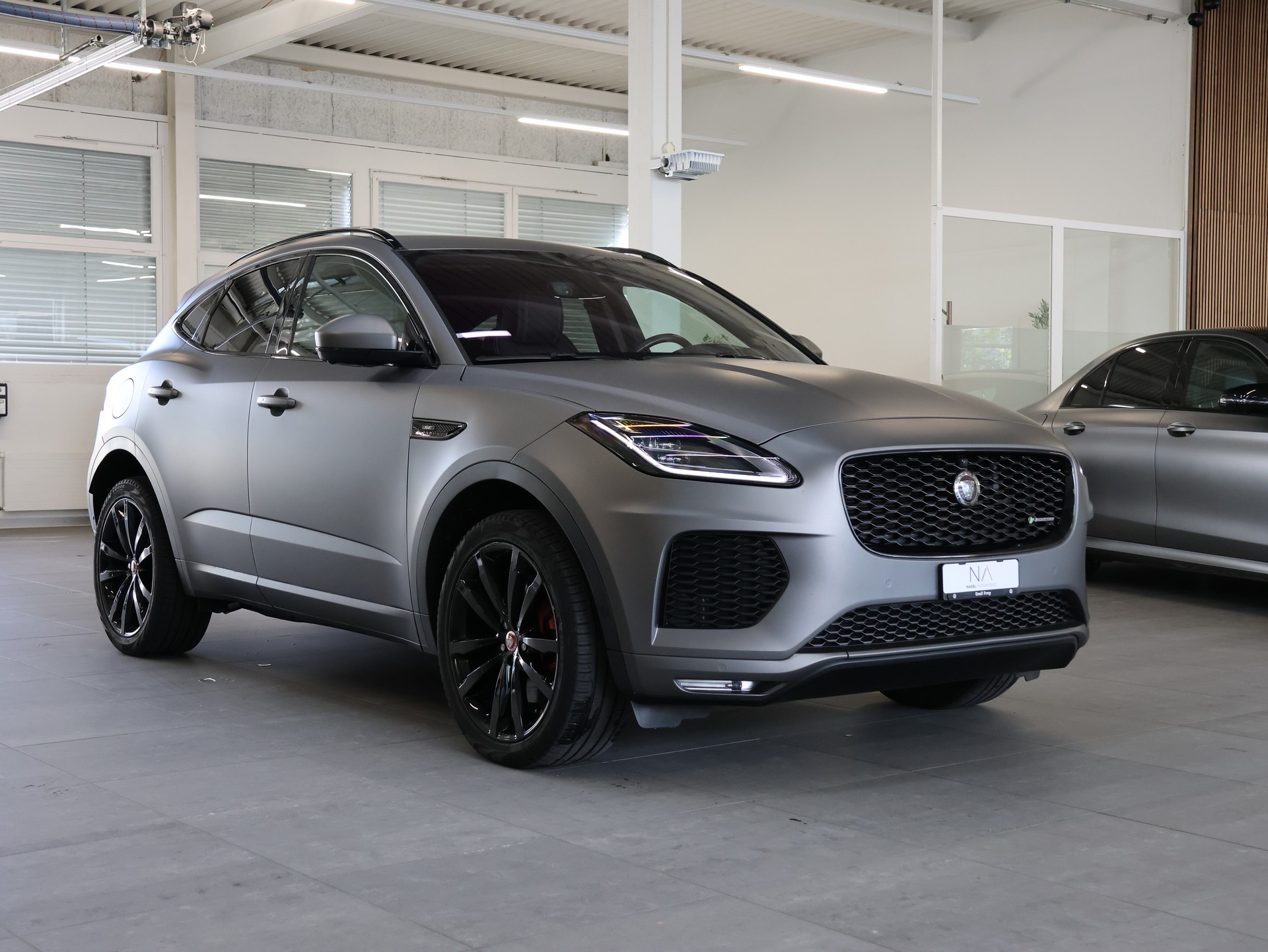 JAGUAR E-Pace 2.0d D180 R-Dynamic SE AWD Automatik-showroom-element-1