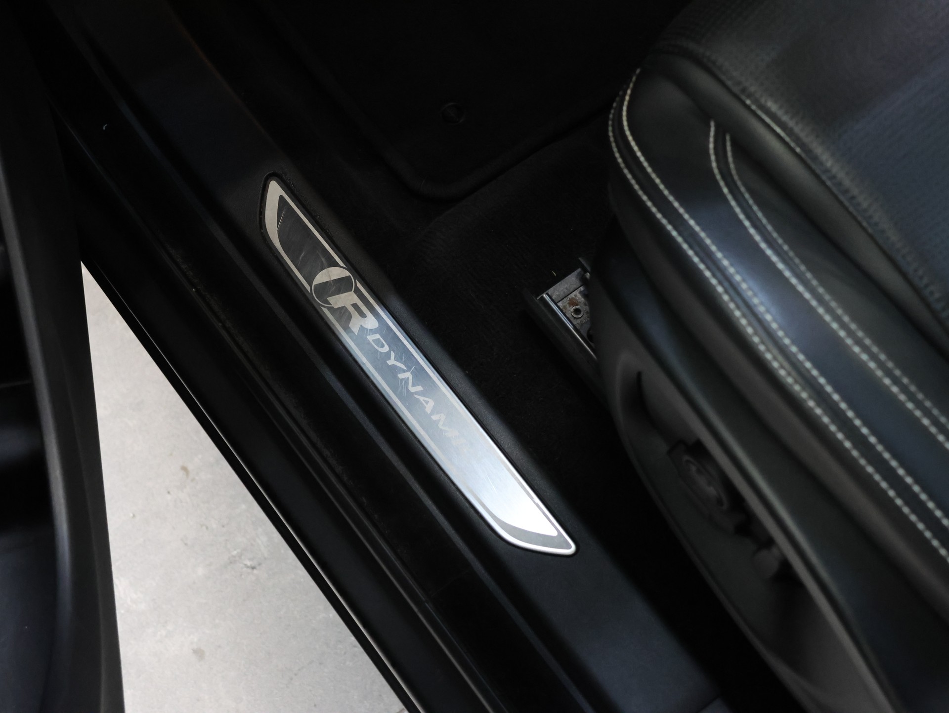 JAGUAR E-Pace 2.0d D180 R-Dynamic SE AWD Automatik-image-16