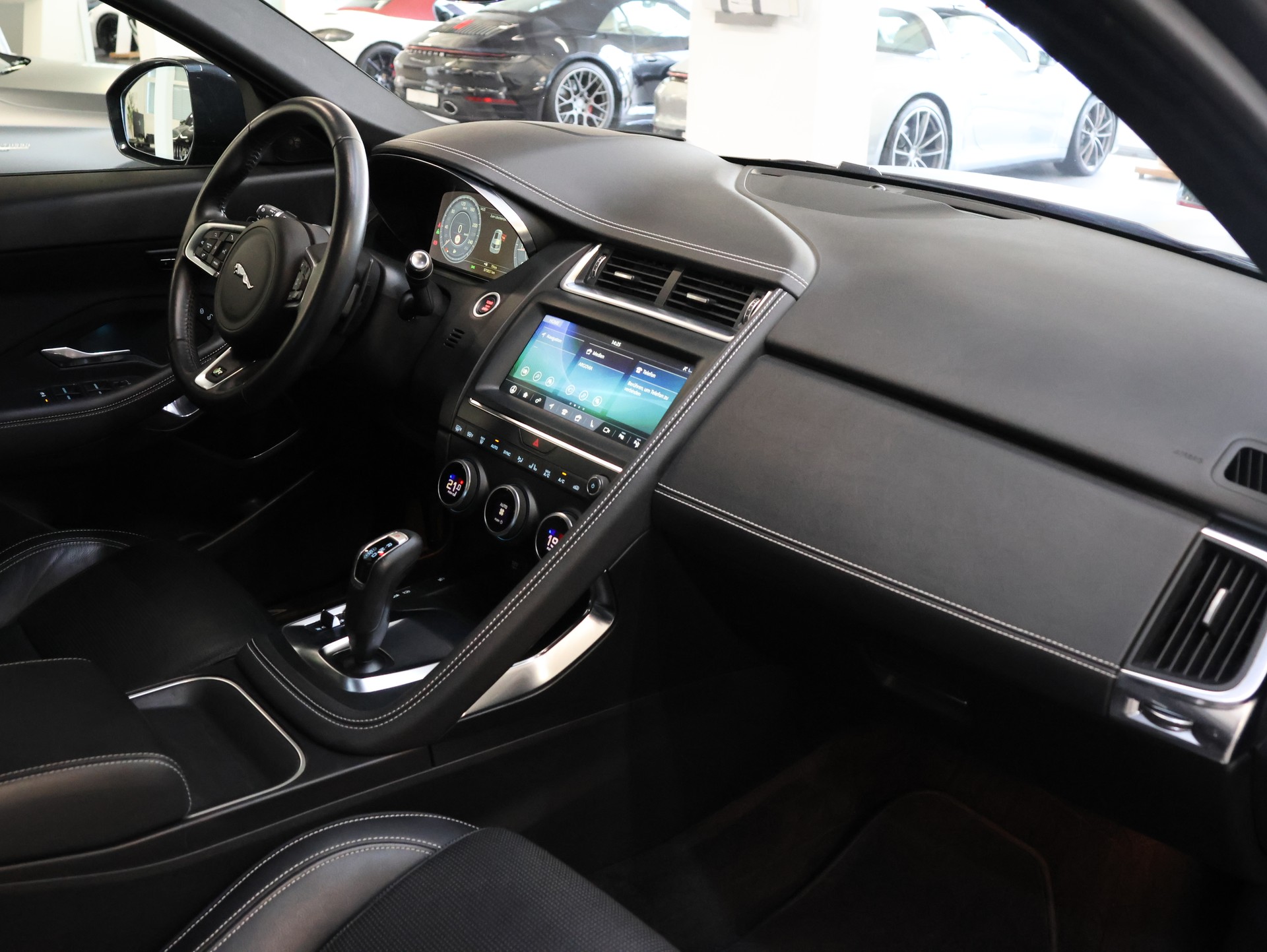 JAGUAR E-Pace 2.0d D180 R-Dynamic SE AWD Automatik-image-31