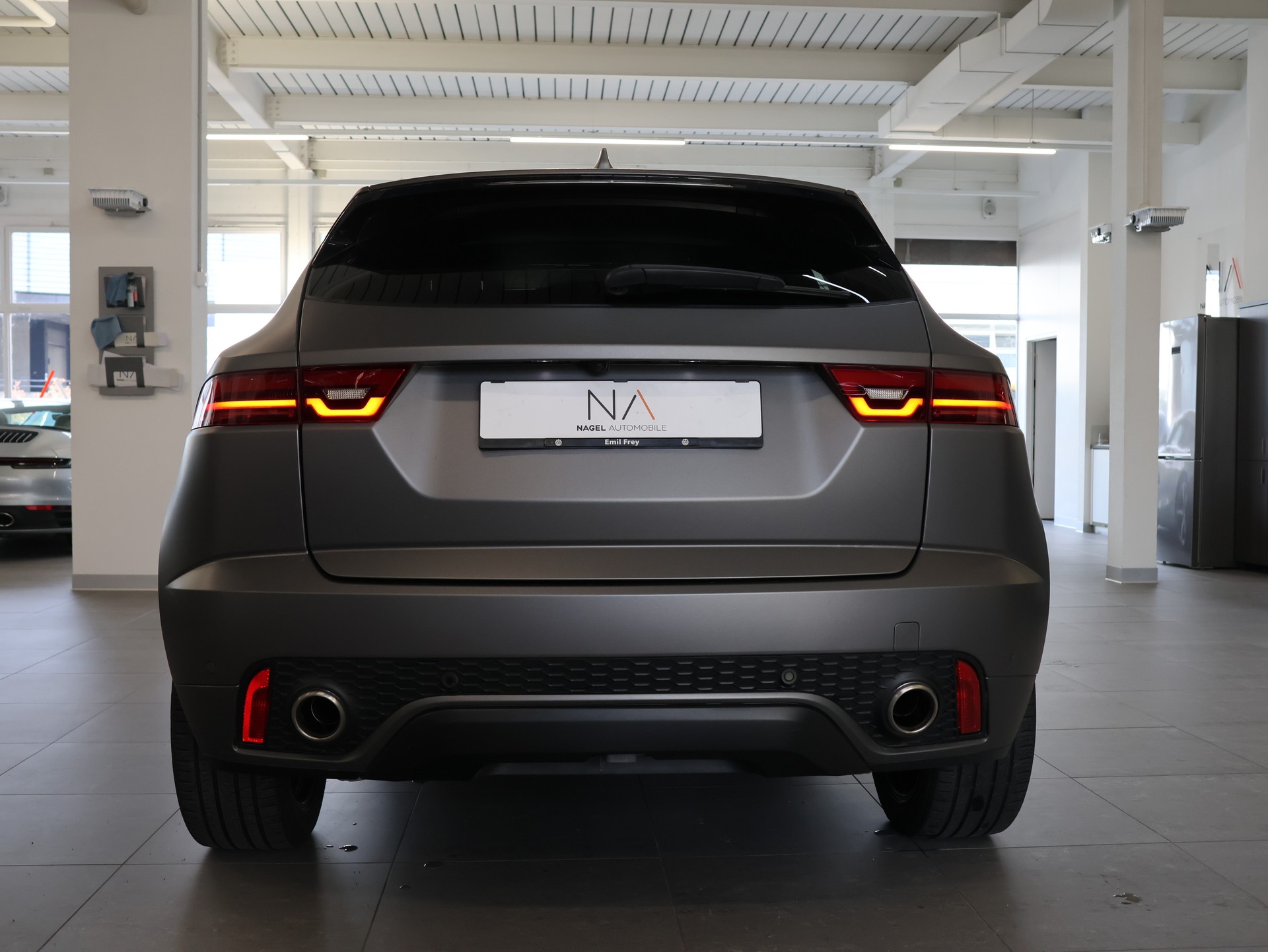 JAGUAR E-Pace 2.0d D180 R-Dynamic SE AWD Automatik-image-4