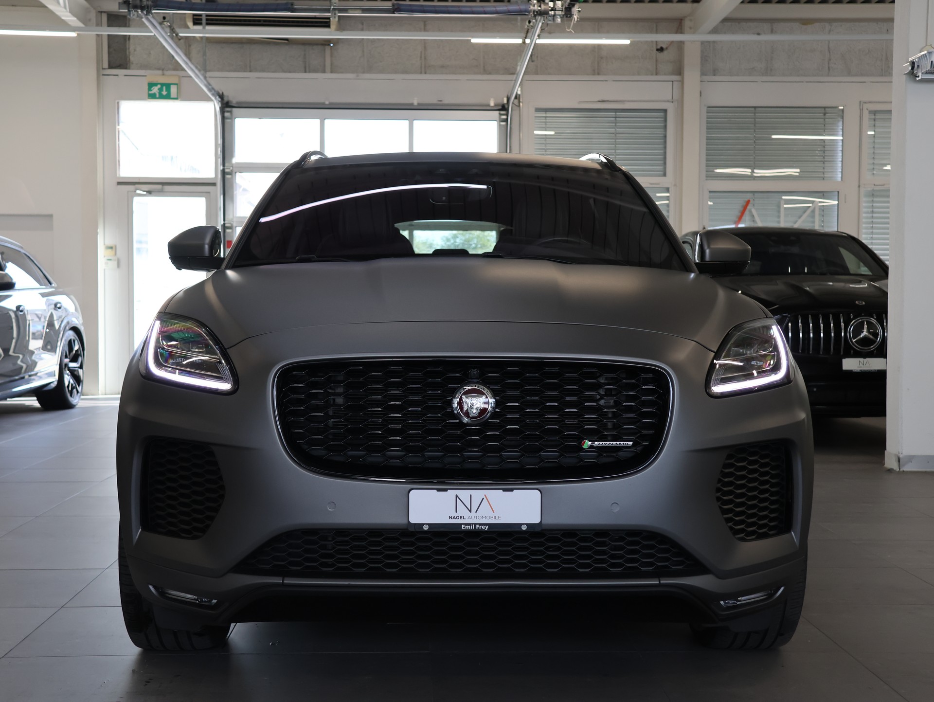 JAGUAR E-Pace 2.0d D180 R-Dynamic SE AWD Automatik-showroom-element-2