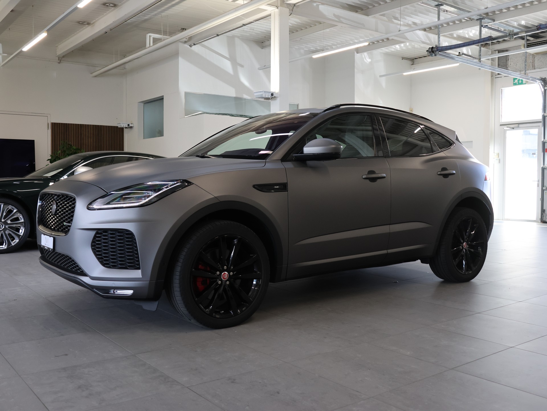JAGUAR E-Pace 2.0d D180 R-Dynamic SE AWD Automatik-showroom-element-3