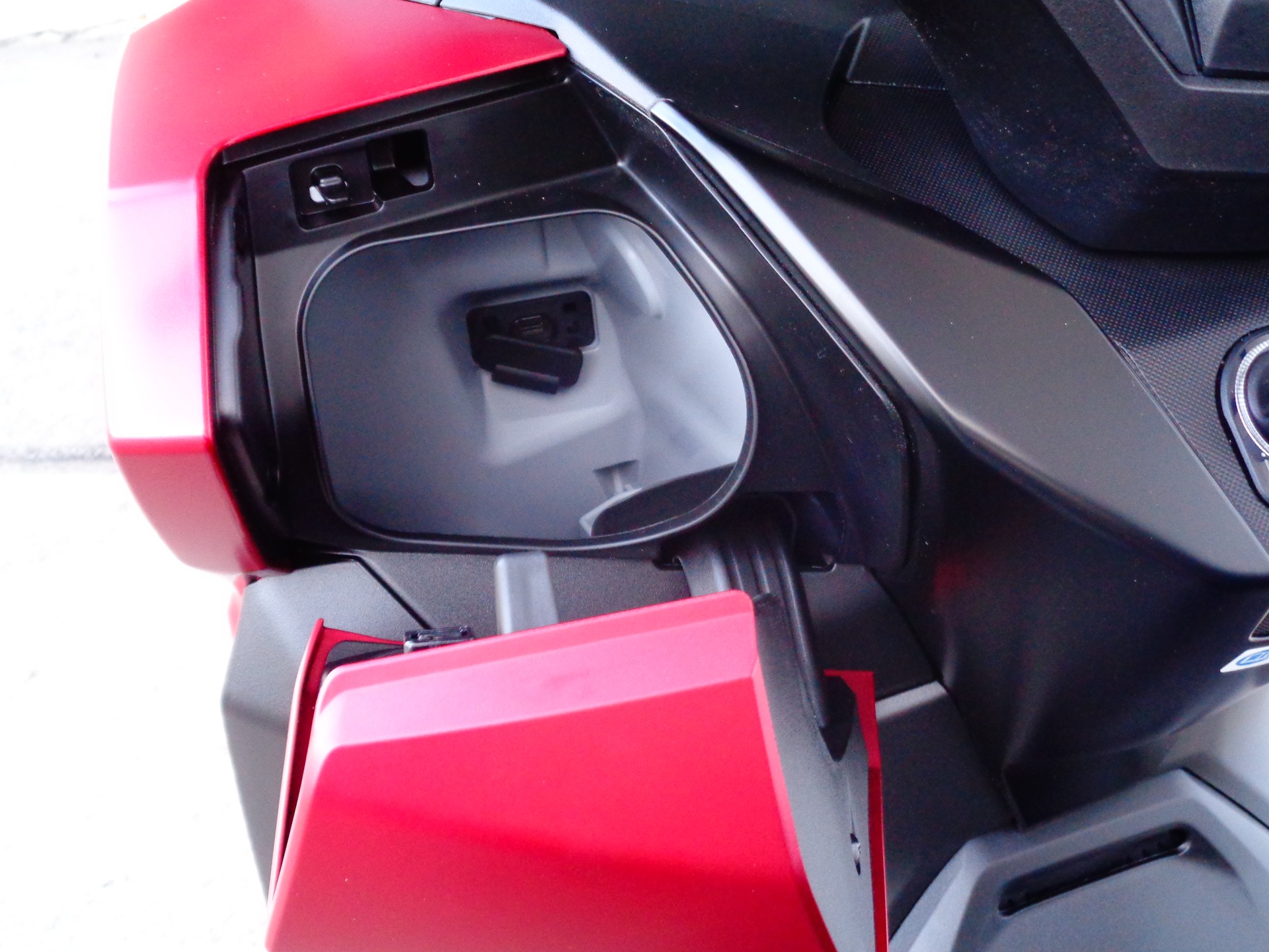 HONDA NSS 350 Smart Top Box-image-10