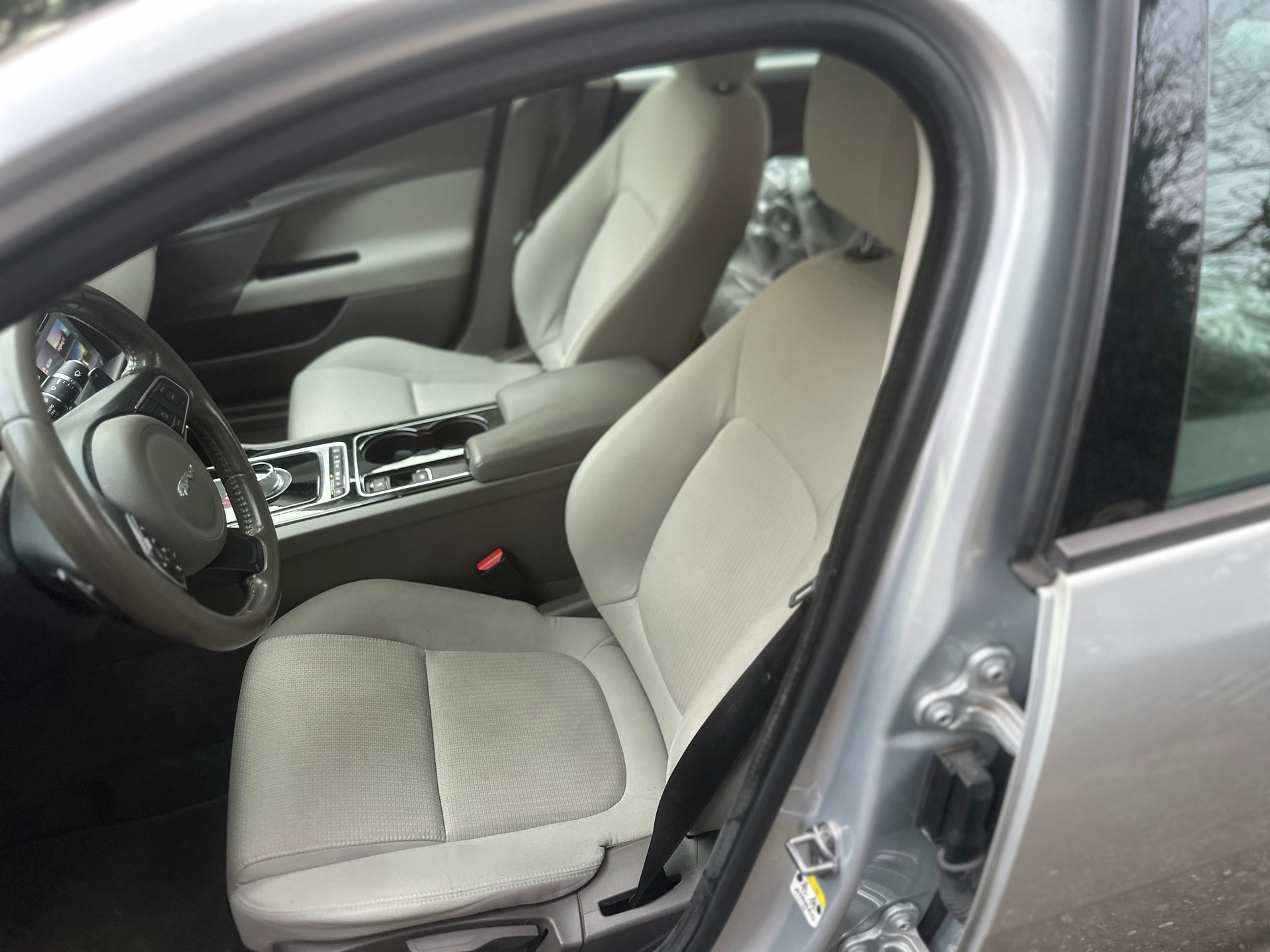 JAGUAR XE 20d Pure Automat-image-6