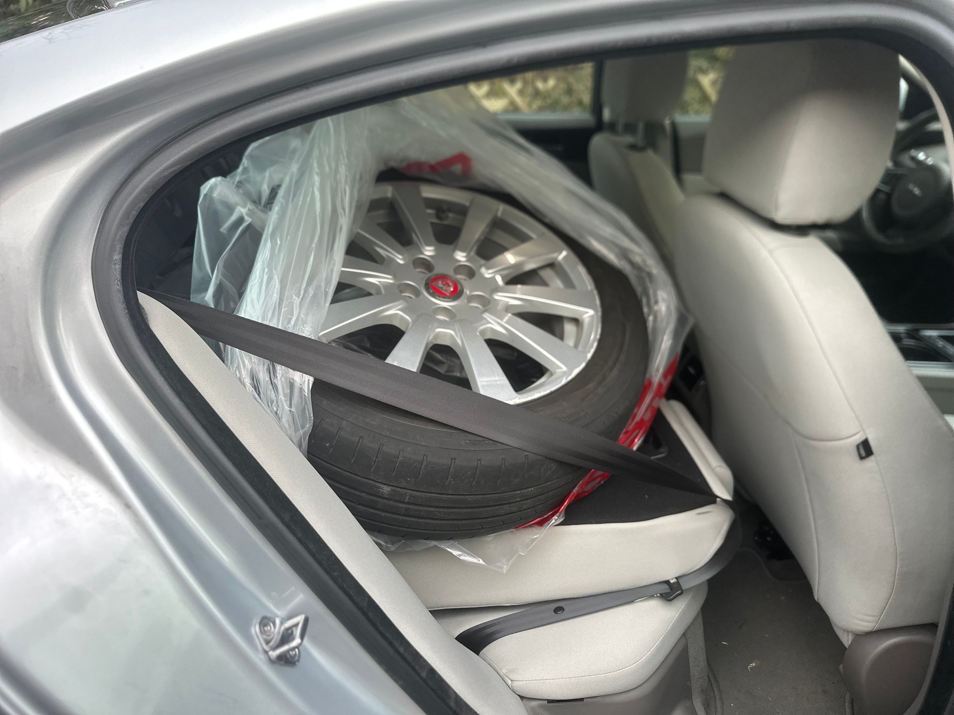 JAGUAR XE 20d Pure Automat-image-8