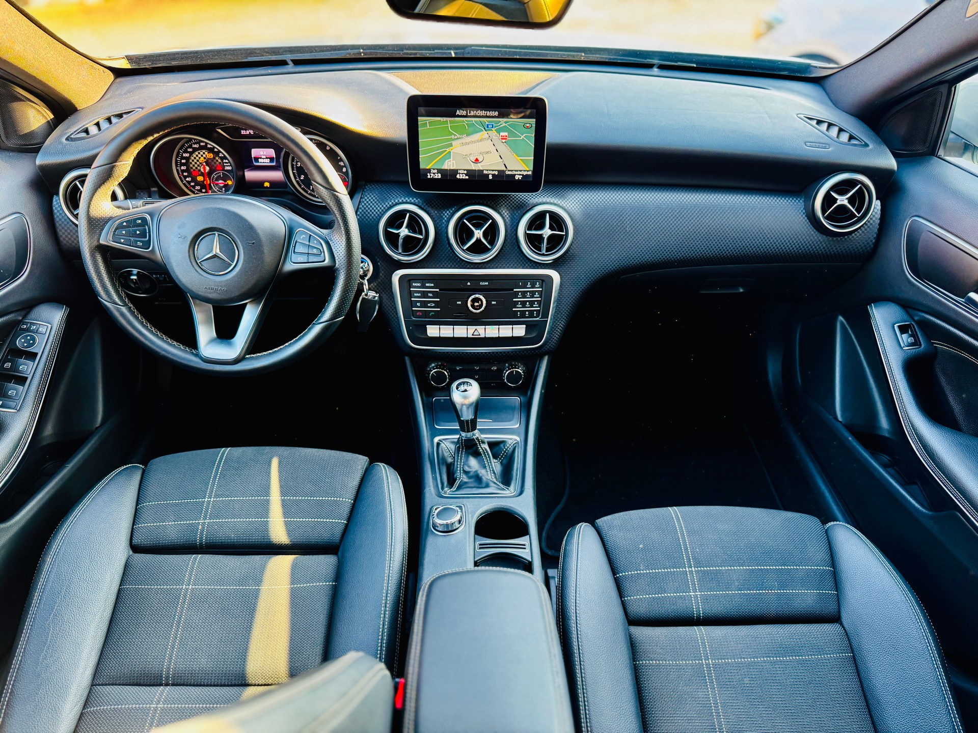 MERCEDES-BENZ A 180 Urban-image-9